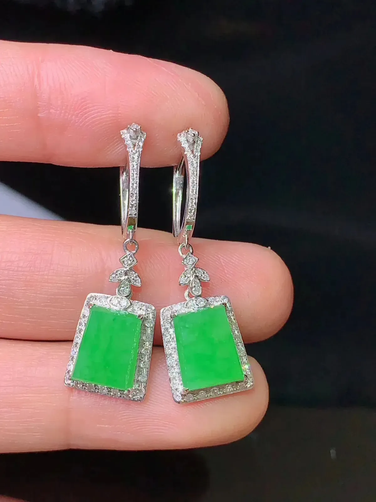 18k金钻镶嵌满绿无事牌耳坠 玉质细腻 色泽艳丽 整体尺寸31.5*9.8*5.2