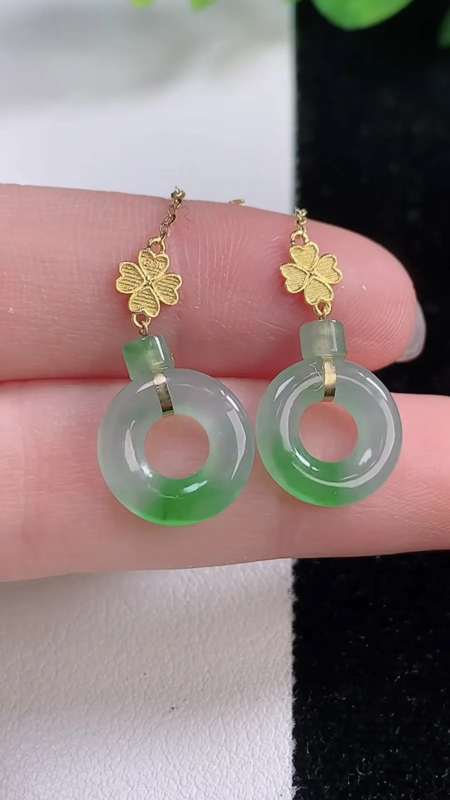 翡翠a货18K金冰种飘绿平安环耳坠，尺寸12.2-2.6，重量:2.34g