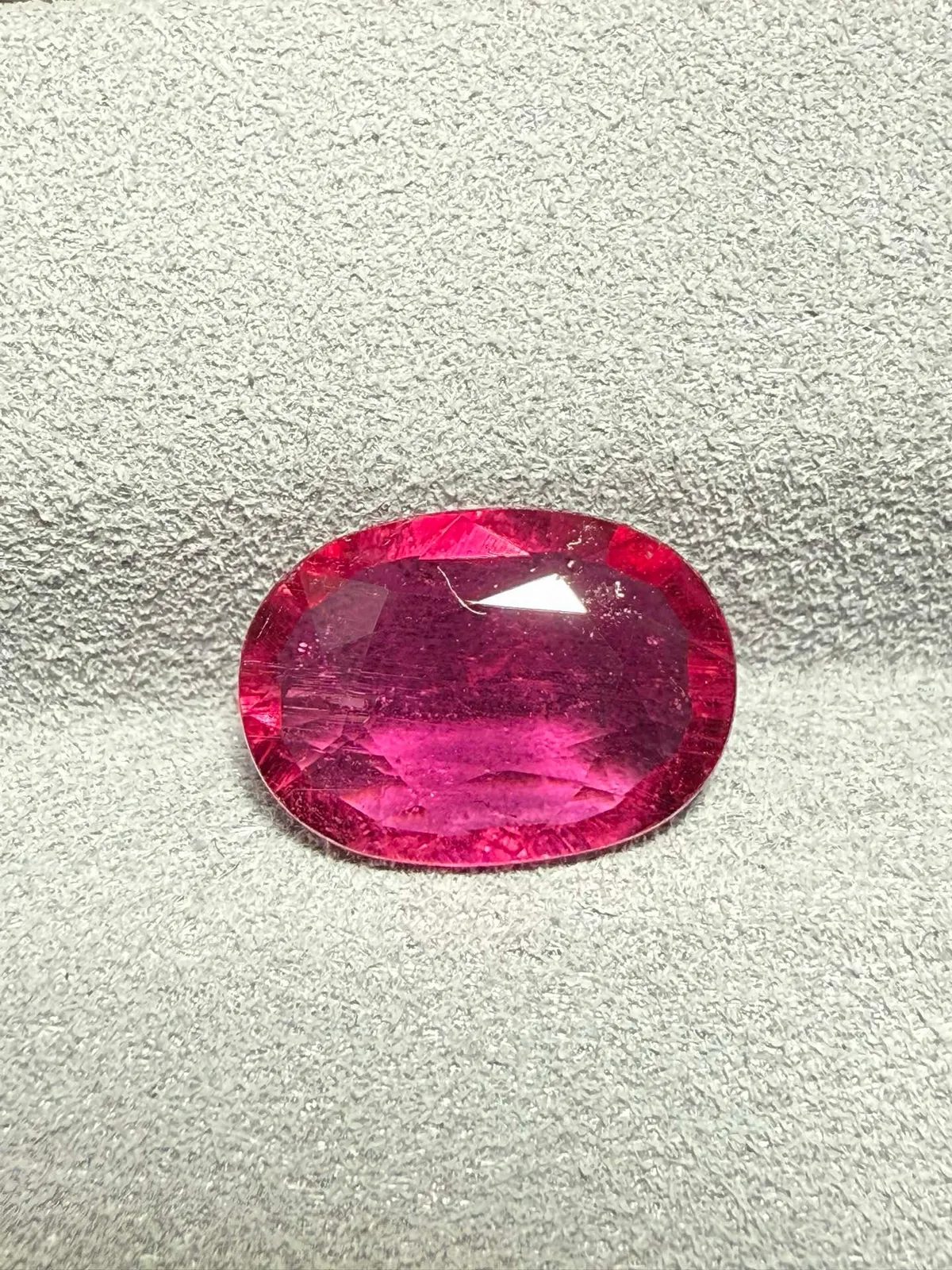 【高端珠宝】天然极美卢比来碧玺裸石
重量: 2.205ct  规格: 10.7*7.6*3.4毫米
精湛切工，满身火彩
台面大，实物更美，可以代镶嵌设计。