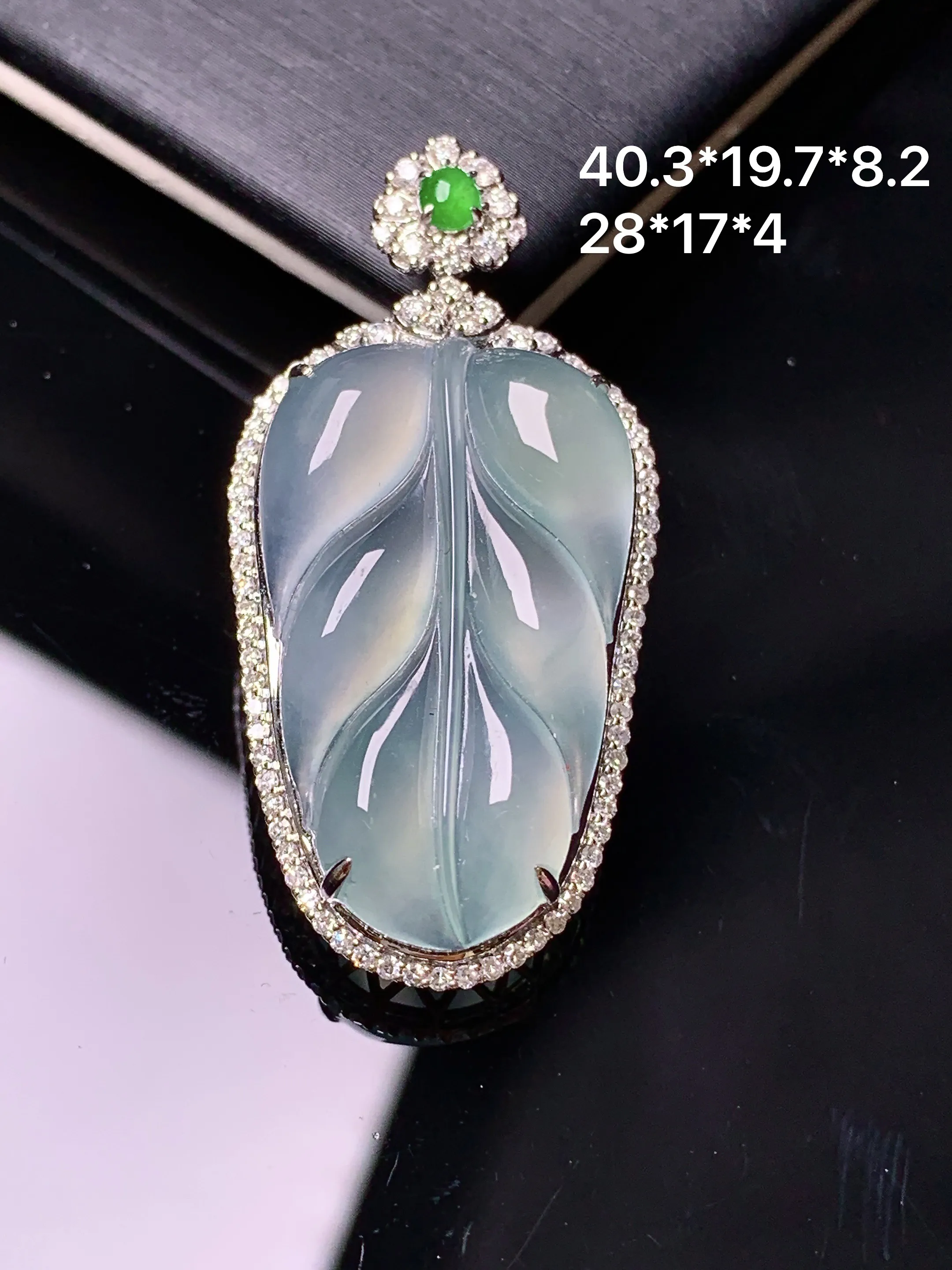 18k金钻镶嵌冰种树叶吊坠 玉质细腻 色泽清新艳丽 整体尺寸40.3*19.7*8.2