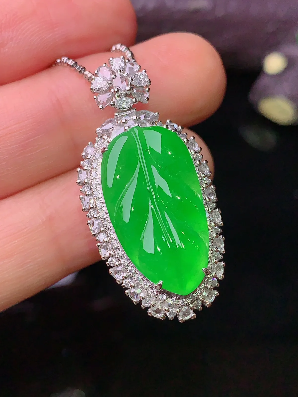 18k金钻镶嵌满绿树叶吊坠 玉质细腻 色泽清新艳丽 整体尺寸33.2*16.7*11.2