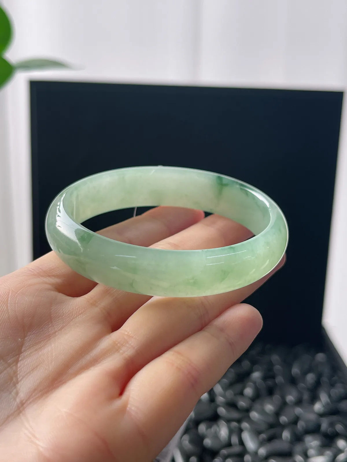 贵妃镯54.5圈口，翡翠冰糯种飘绿手镯