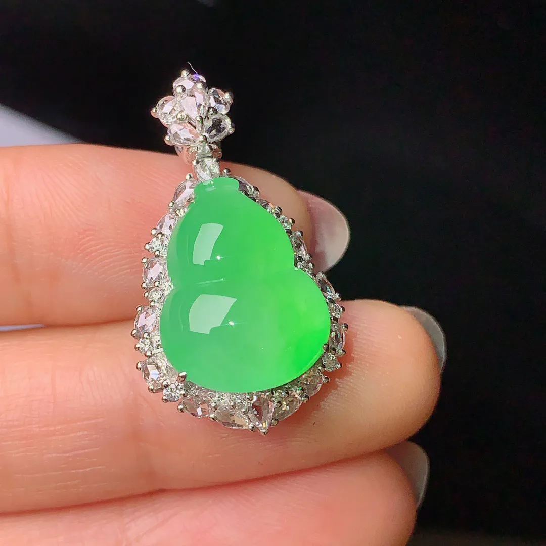 18k金钻镶嵌翠绿葫芦吊坠 玉质细腻 色泽艳丽  整体尺寸28.8*16.1*12.2