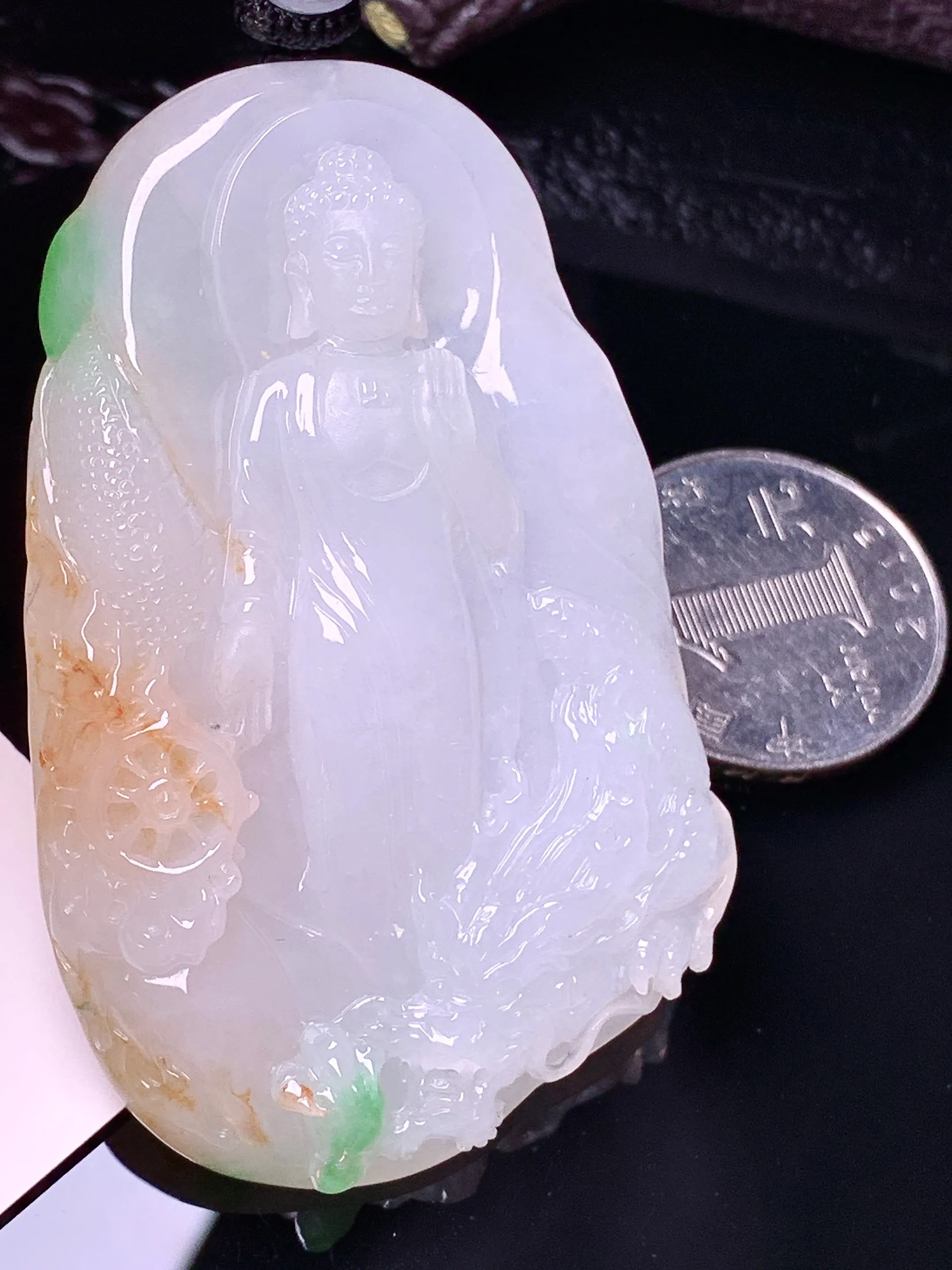 飘黄绿大日如来佛祖吊坠 玉质细腻 色泽清新艳丽 整体尺寸65.2*40.7*10