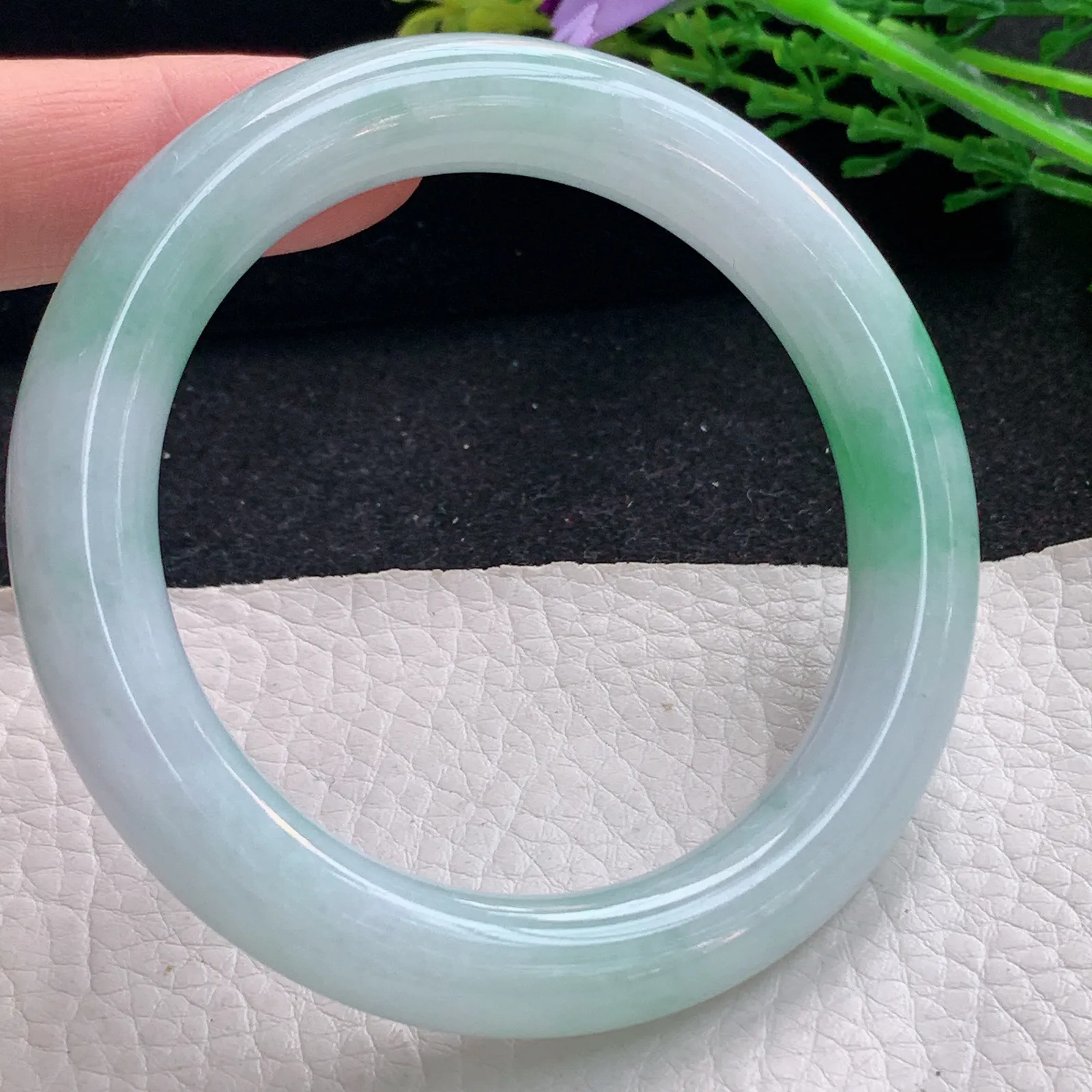 js自然光57*10.5美人镯 缅甸翡翠a货玉手镯飘绿圆条玉手环 叮当镯