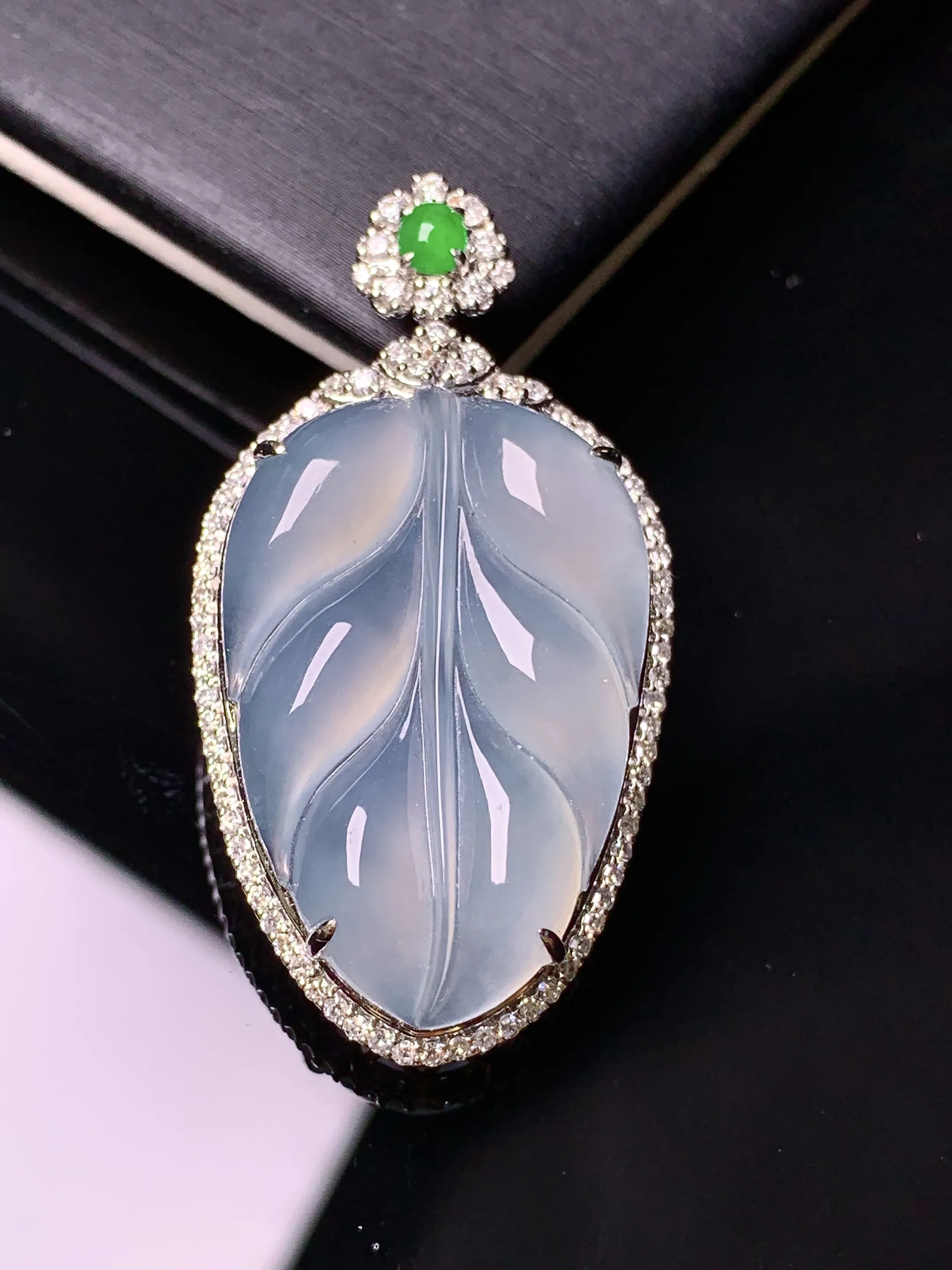 18k金钻镶嵌冰种树叶吊坠 玉质细腻 色泽清新艳丽 整体尺寸40*21.1*8.5