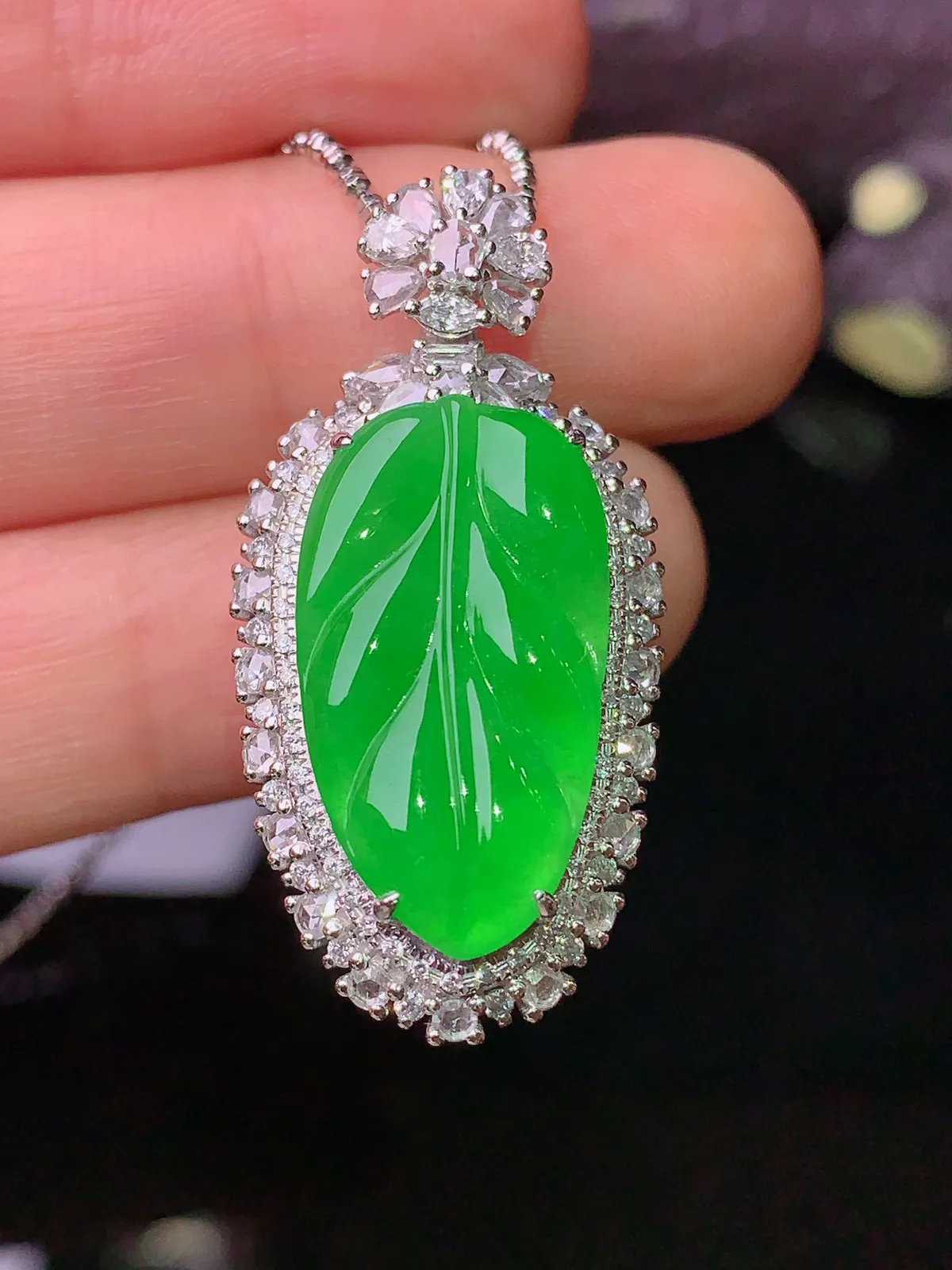 18k金钻镶嵌满绿树叶吊坠 玉质细腻 色泽清新艳丽 整体尺寸33.2*16.7*11.2