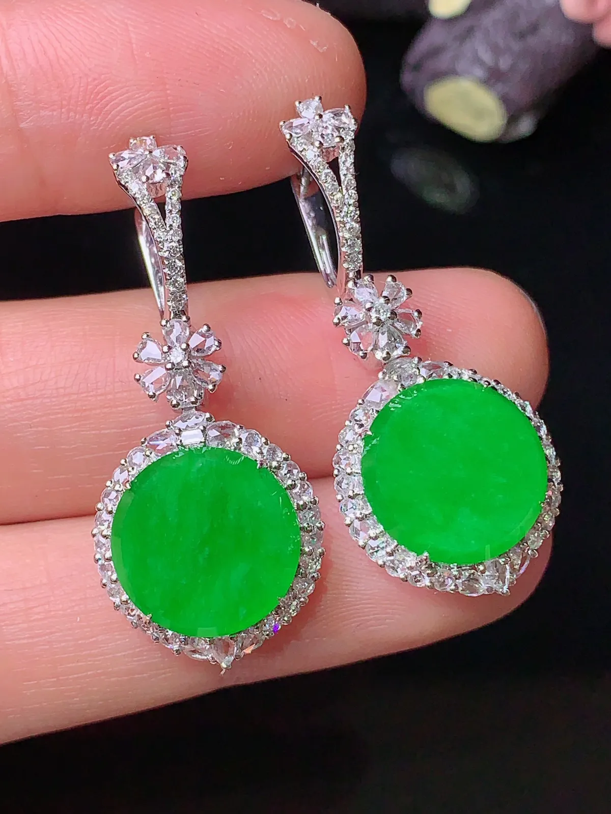 18k金钻镶嵌翠绿圆牌耳坠 吊坠 两用款 玉质细腻 色泽清新艳丽 整体尺寸34.5*14.8*7.7