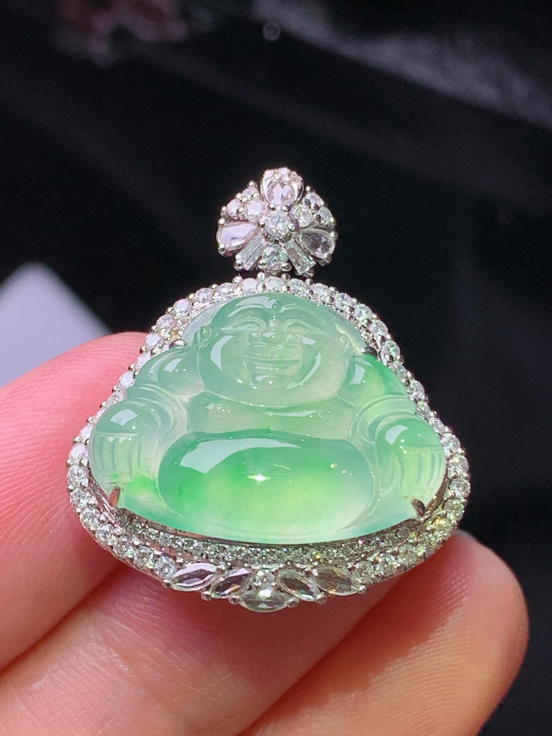 18k金钻镶嵌翠绿佛公吊坠 玉质细腻 色泽清新艳丽 整体尺寸28*24*9.8