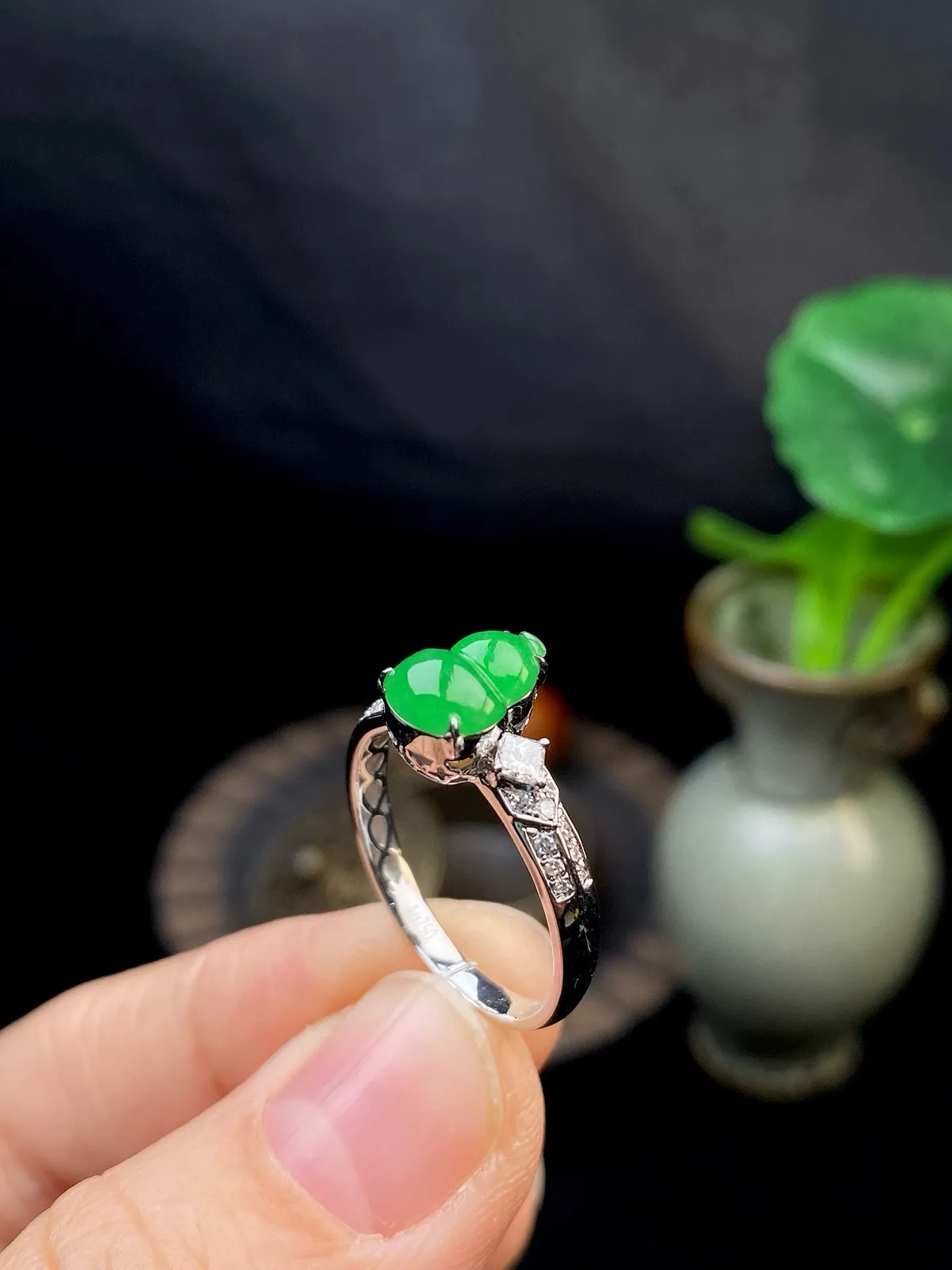 【冰种满绿葫芦】质地细腻，冰润起光，胶感强烈，冰感明显，18K金钻精美镶嵌，裸石尺寸8.8*6.3*