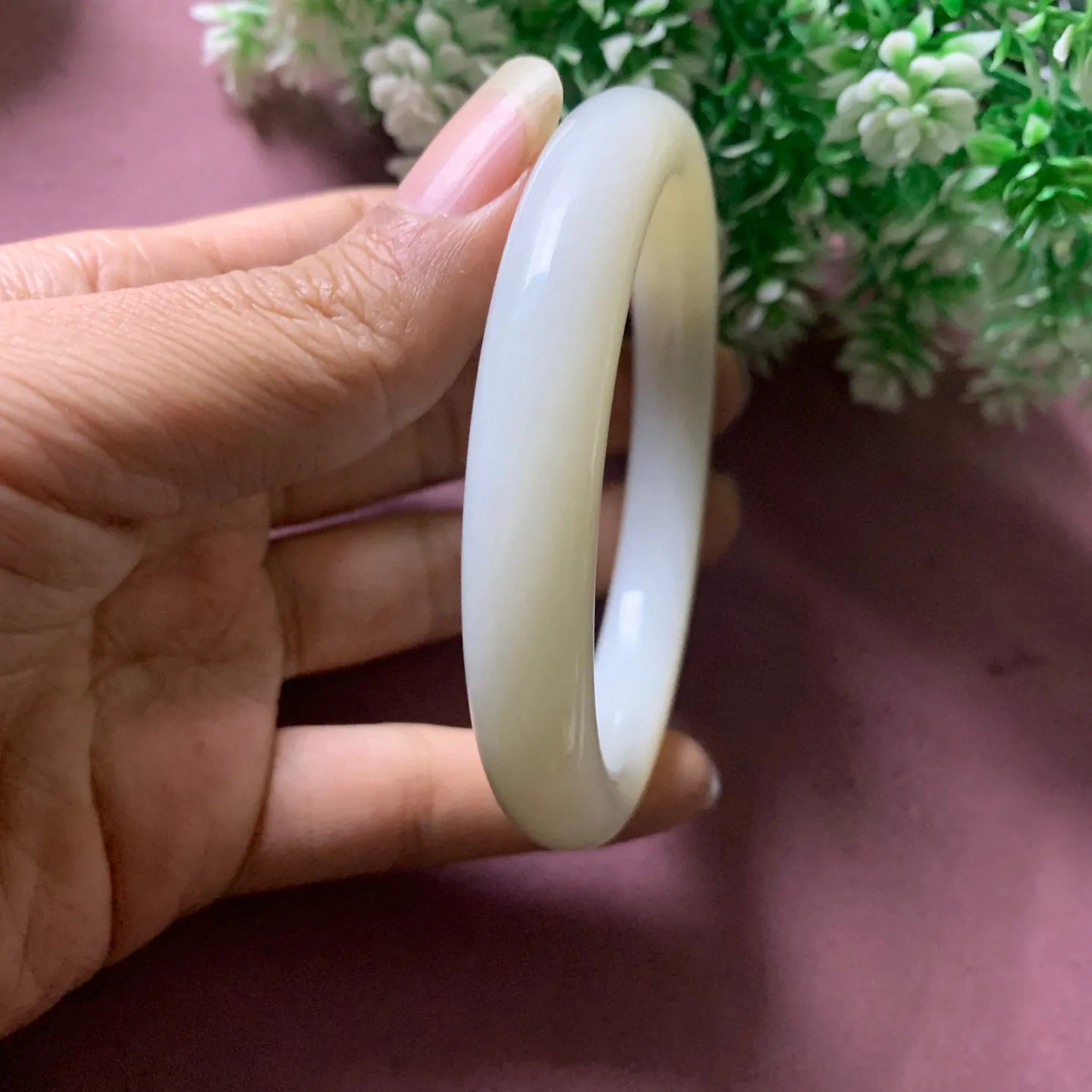 和田玉63圈口羊脂白手镯，玉质细腻油润 底色纯净脂粉好，品质好