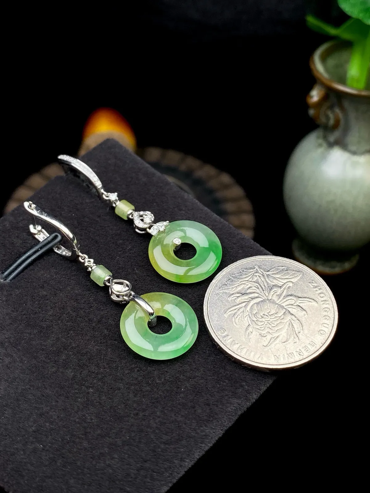 【冰种黄加绿耳坠】甜甜圈，质地细腻，冰感十足，通透闪亮，18k金钻镶嵌，裸石尺寸14.2*2.8毫米