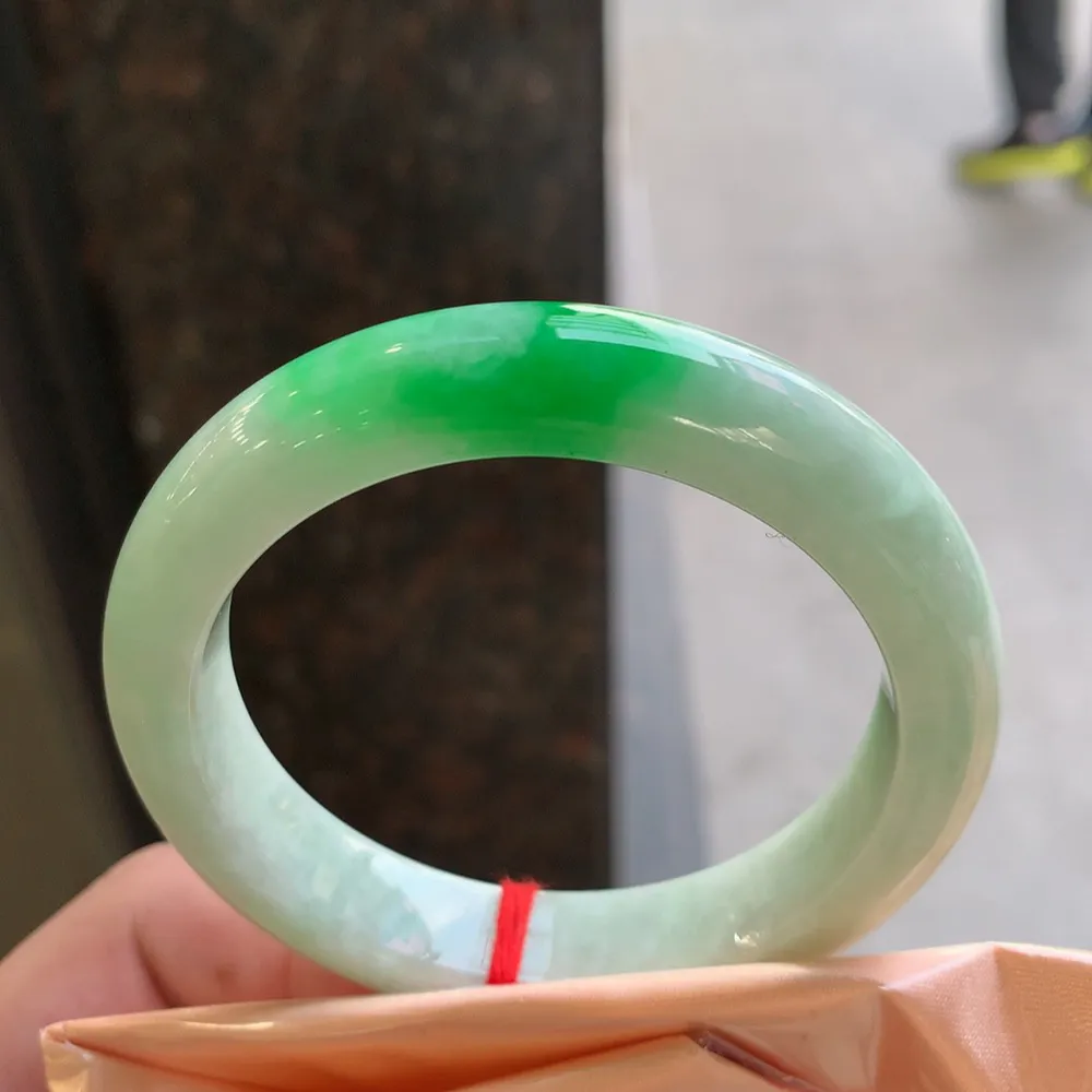 正圈冰糯阳绿 无瑕 尺寸:54.1/12/8.6 色好