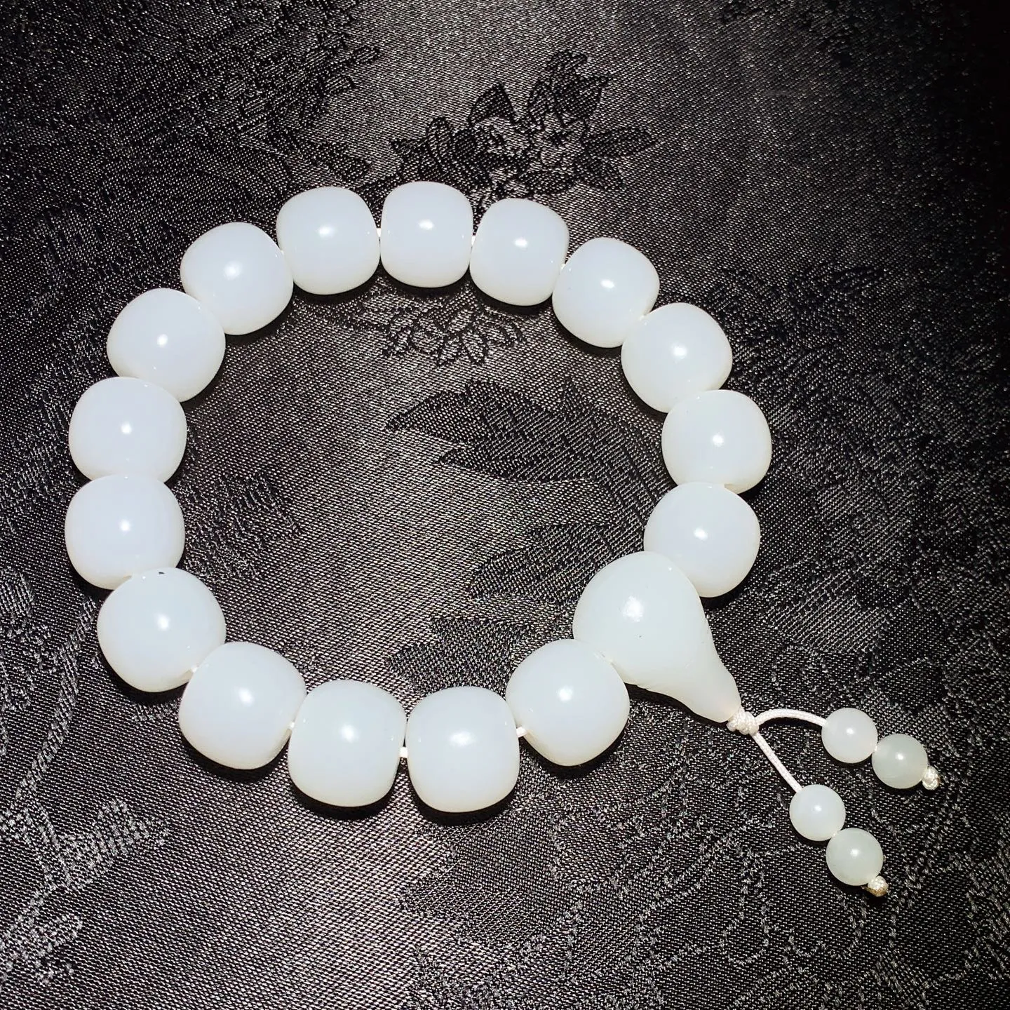 新疆和田玉羊脂白玉老型珠手串。单颗尺寸12/13重65克 玉质细腻油润 底色纯净 脂粉好，品质好。lt251014