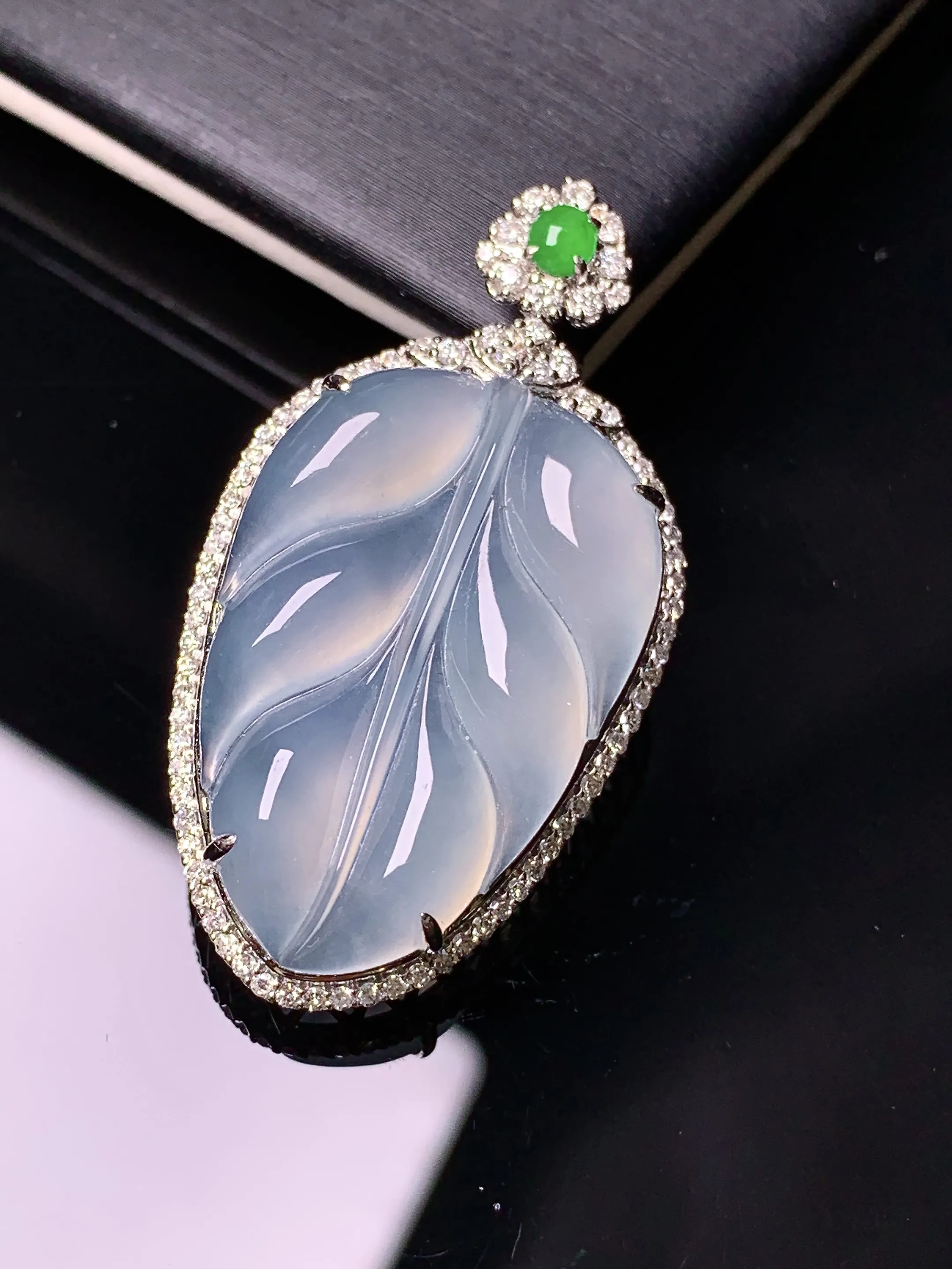 18k金钻镶嵌冰种树叶吊坠 玉质细腻 色泽清新艳丽 整体尺寸40*21.1*8.5