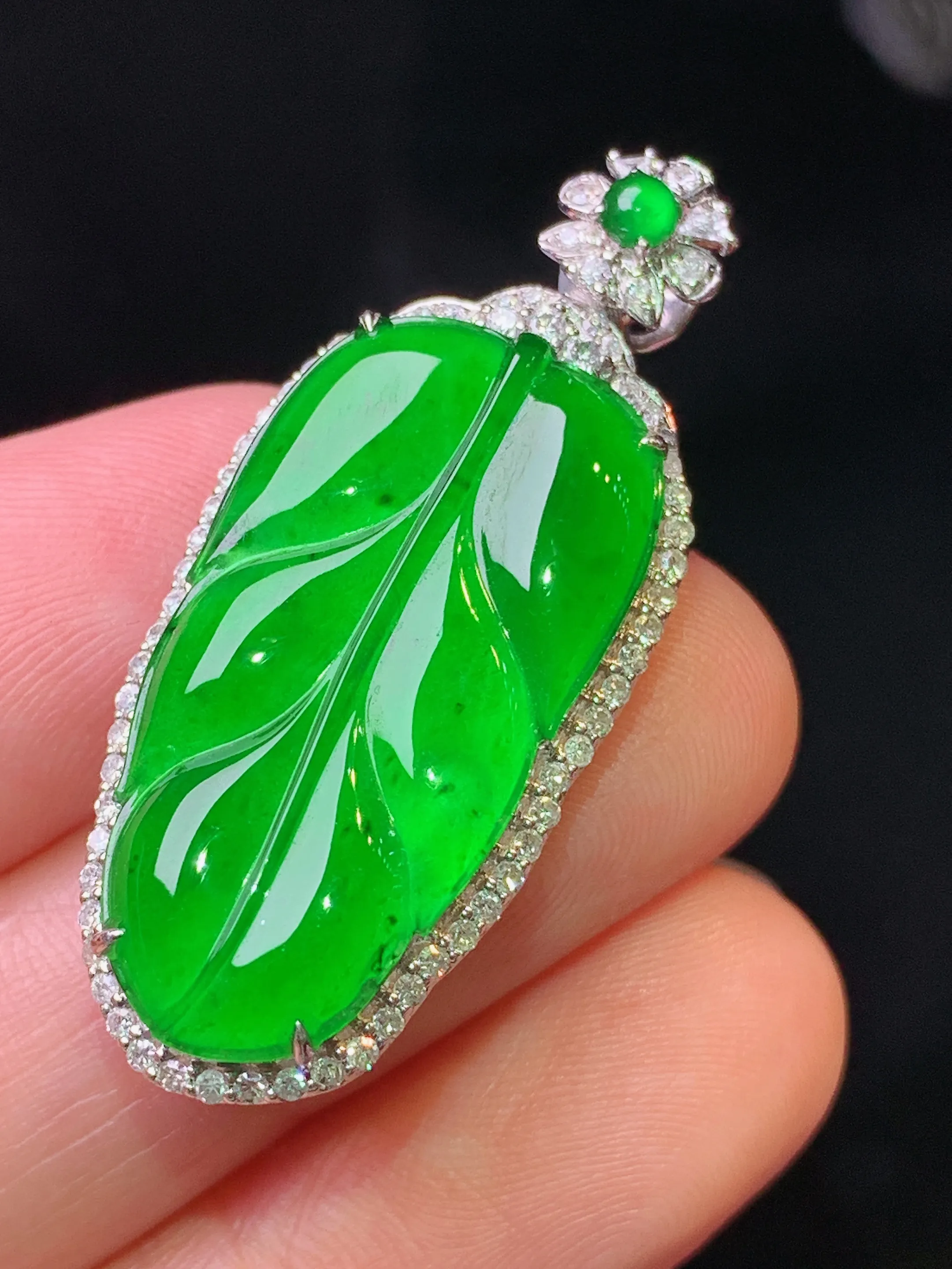 18k金钻镶嵌满绿树叶吊坠 玉质细腻 色泽清新艳丽 整体尺寸36.8*16.2*8.2