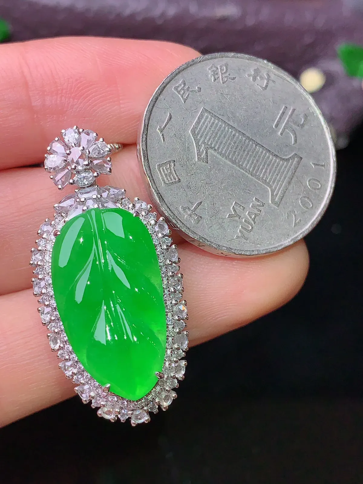 18k金钻镶嵌满绿树叶吊坠 玉质细腻 色泽清新艳丽 整体尺寸33.2*16.7*11.2