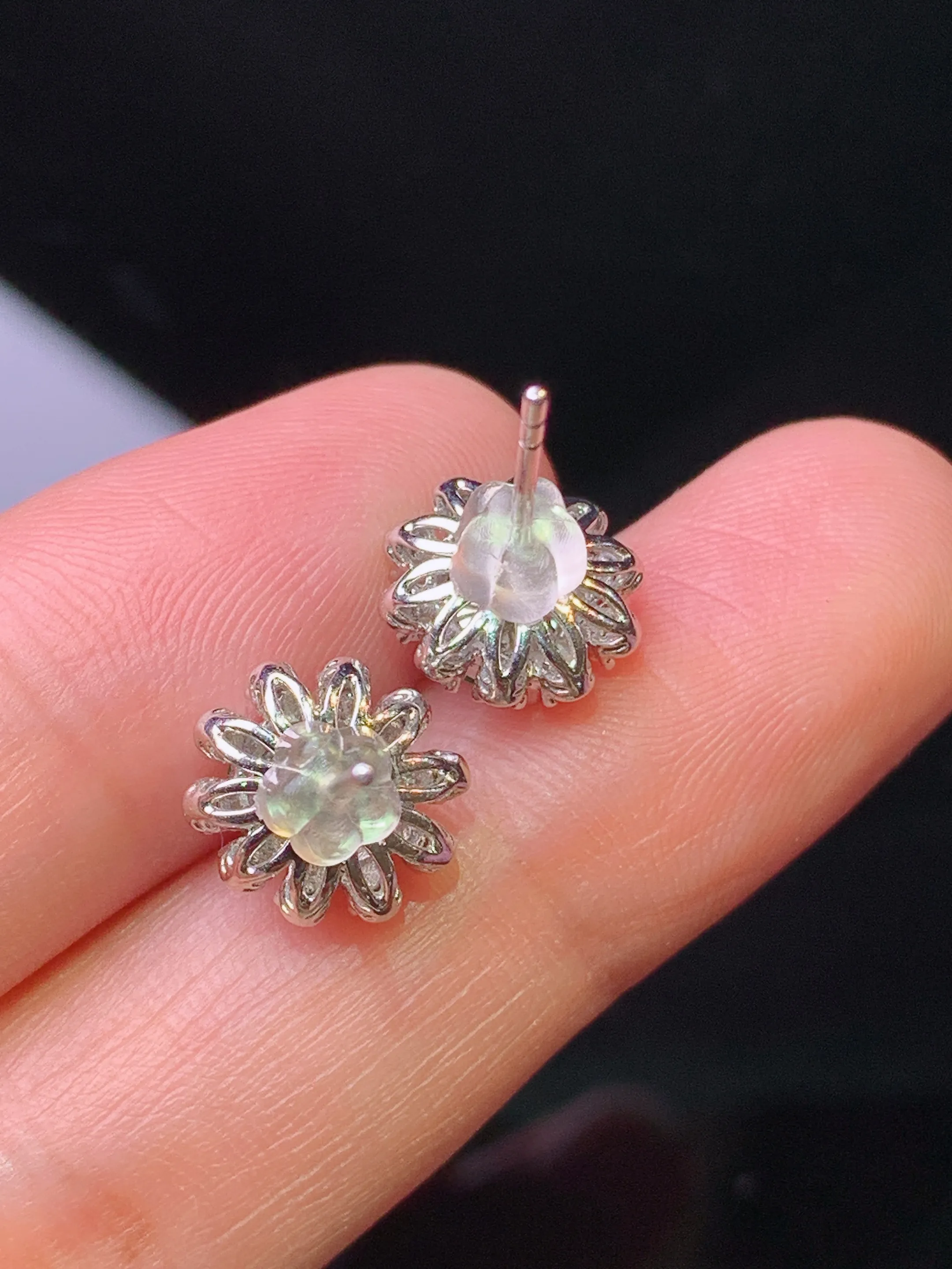 18k金钻镶嵌满绿蛋面耳钉 玉质细腻 色泽清新艳丽 整体尺寸10.2*9.5*7