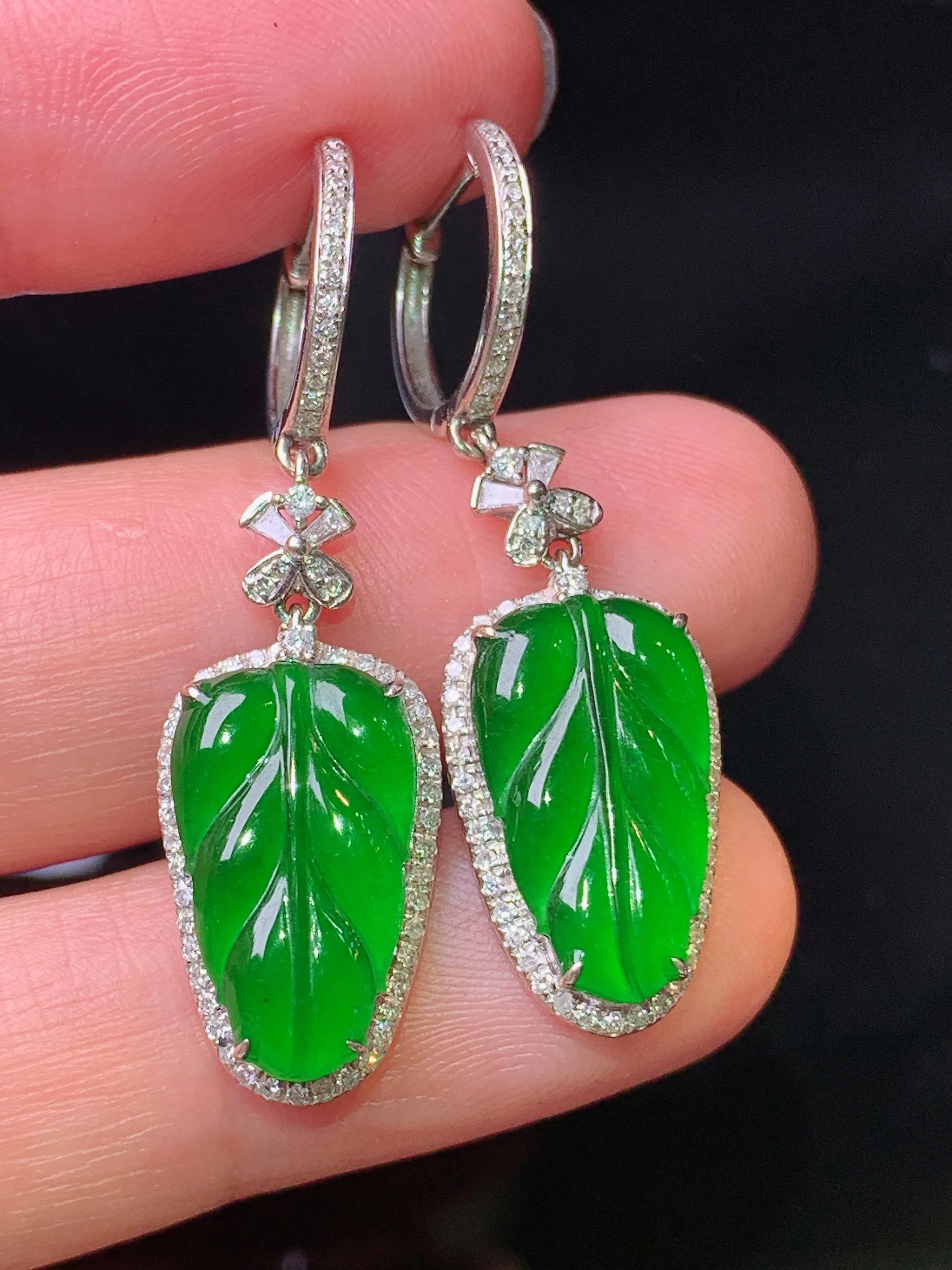 18k金钻镶嵌满绿树叶耳坠 玉质细腻 色泽清新艳丽 整体尺寸37*10.8*4.8