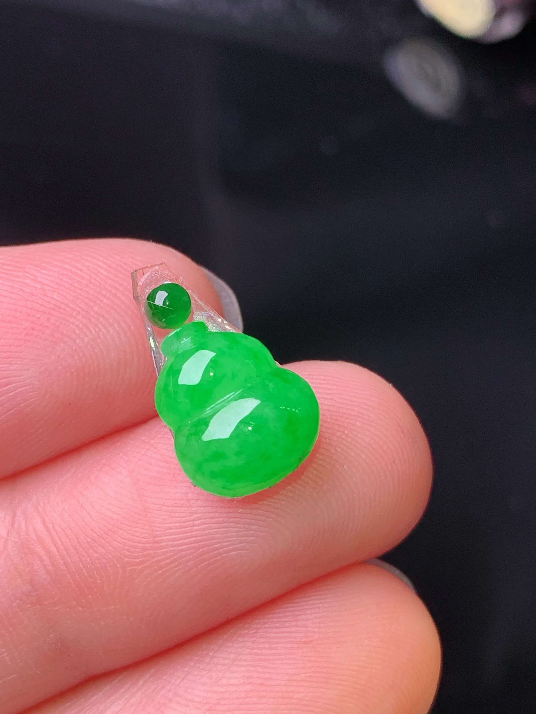 镶嵌款 翠绿葫芦吊坠 玉质细腻 色泽清新艳丽 整体尺寸10.2*8.5*3.5