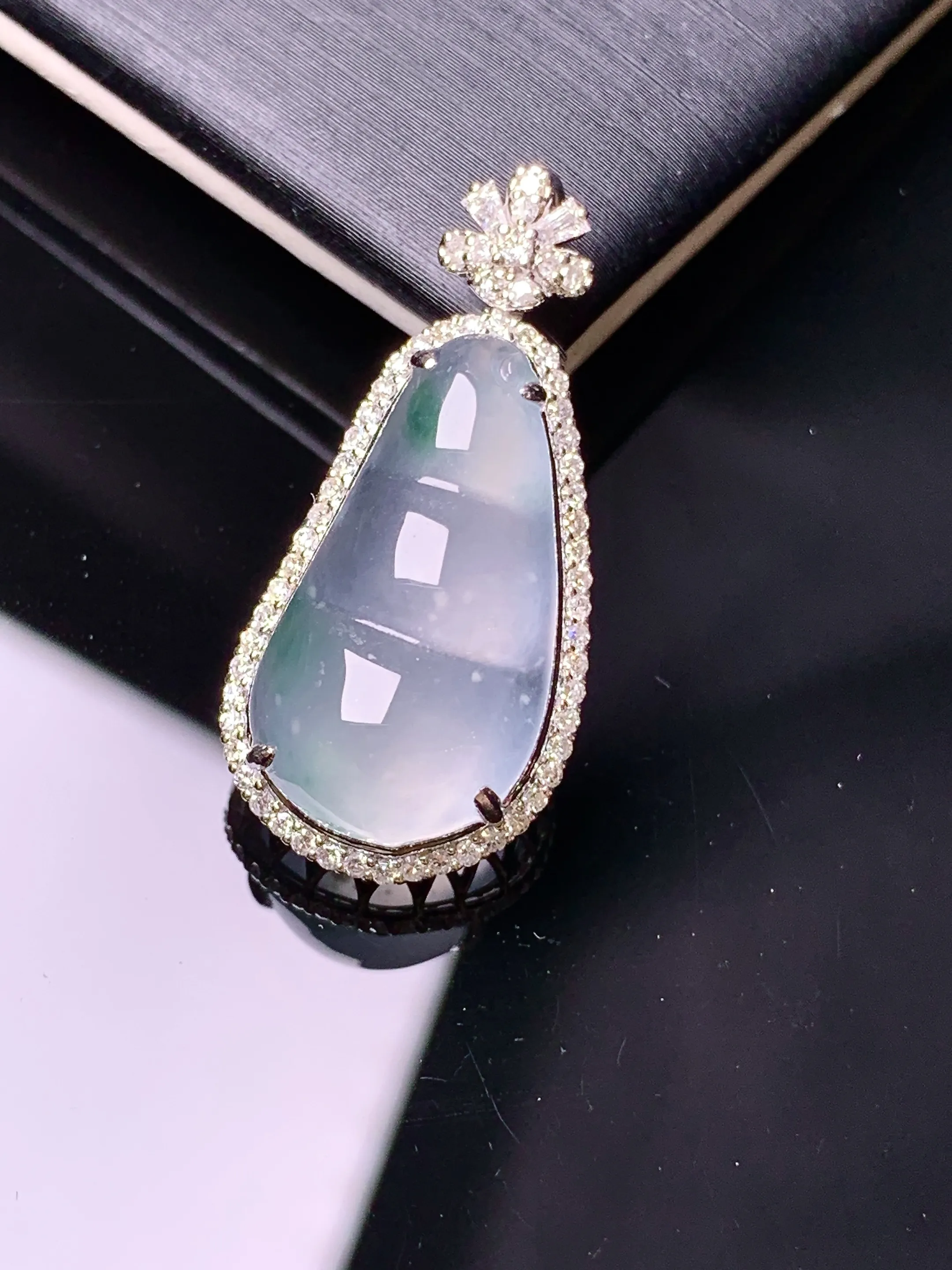 18k金钻镶嵌冰种四季豆吊坠 玉质细腻 色泽清新艳丽 整体尺寸29*13.7*9.3