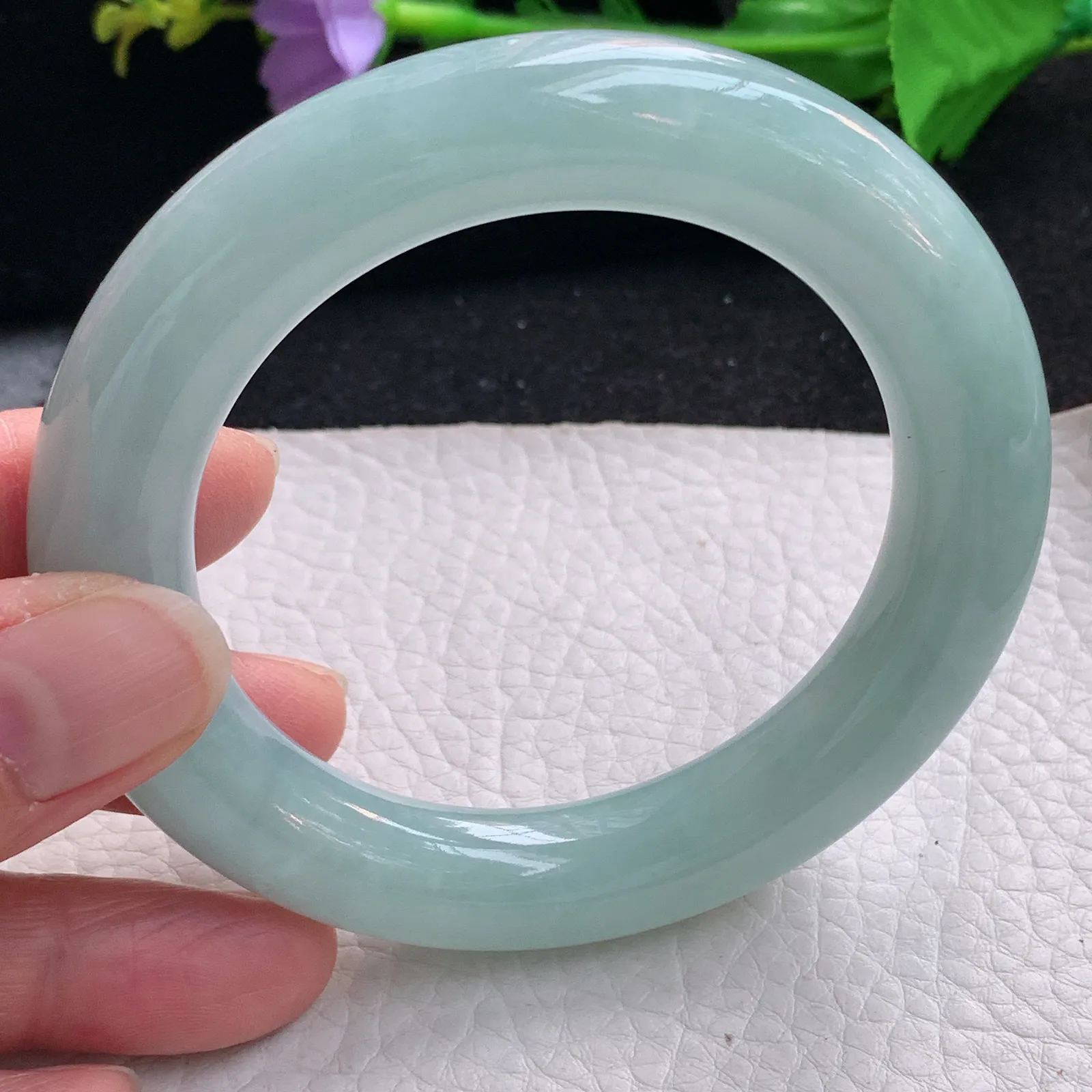 js自然光56.5*12*12.5胖圆镯 缅甸翡翠a货玉手镯浅绿圆条玉手环