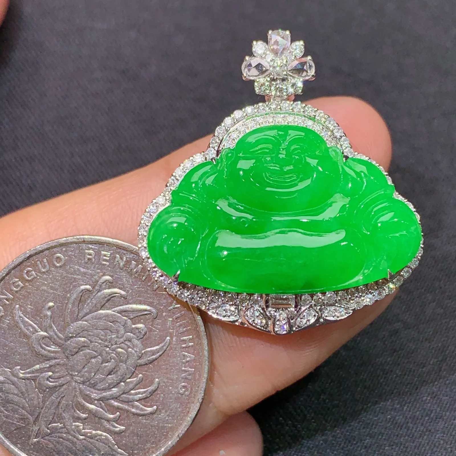 阳绿笑佛吊坠，18k金镶嵌，冰润色阳，品相好，种水足， 尺寸29.1*27.1*9.2