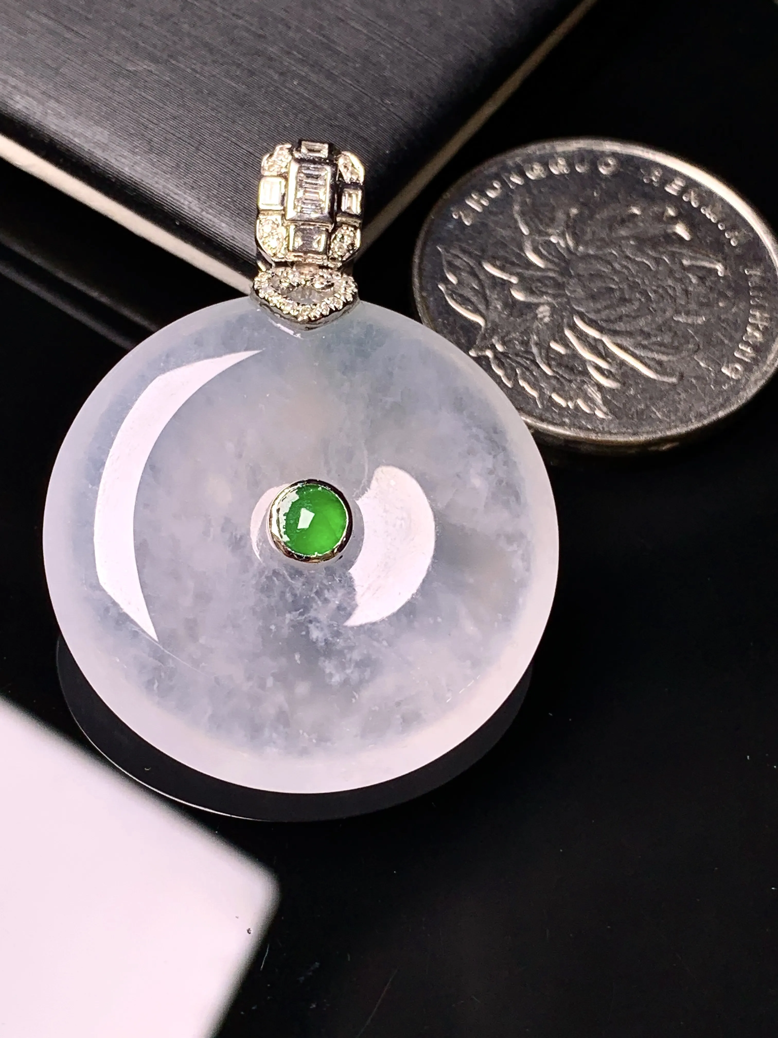 18k金钻镶嵌冰种平安扣吊坠 玉质细腻 色泽清新艳丽 整体尺寸37.6*28.8*6