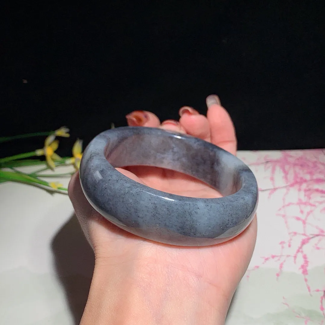 和田玉58.5圈口青花手镯，玉质细腻油润 底色纯净 无裂无杂 脂粉好，品质好！