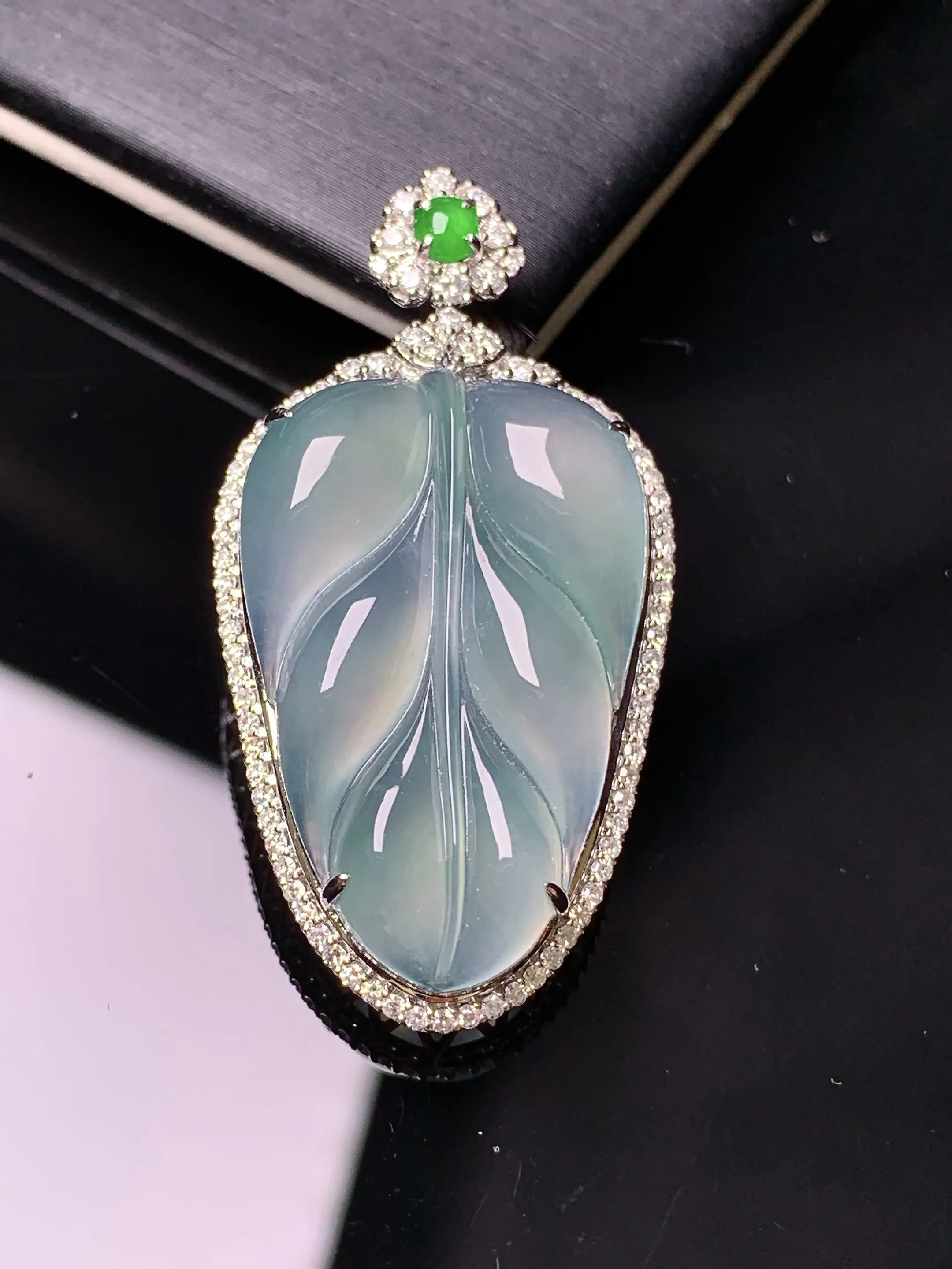 18k金钻镶嵌冰种树叶吊坠 玉质细腻 色泽清新艳丽 整体尺寸40.8*21.2*8.5