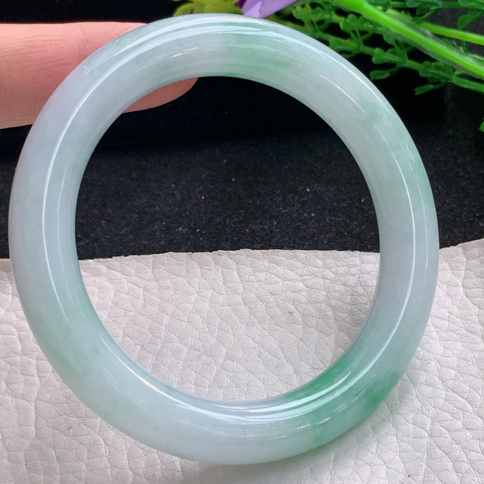 js自然光57*10.5美人镯 缅甸翡翠a货玉手镯飘绿圆条玉手环 叮当镯