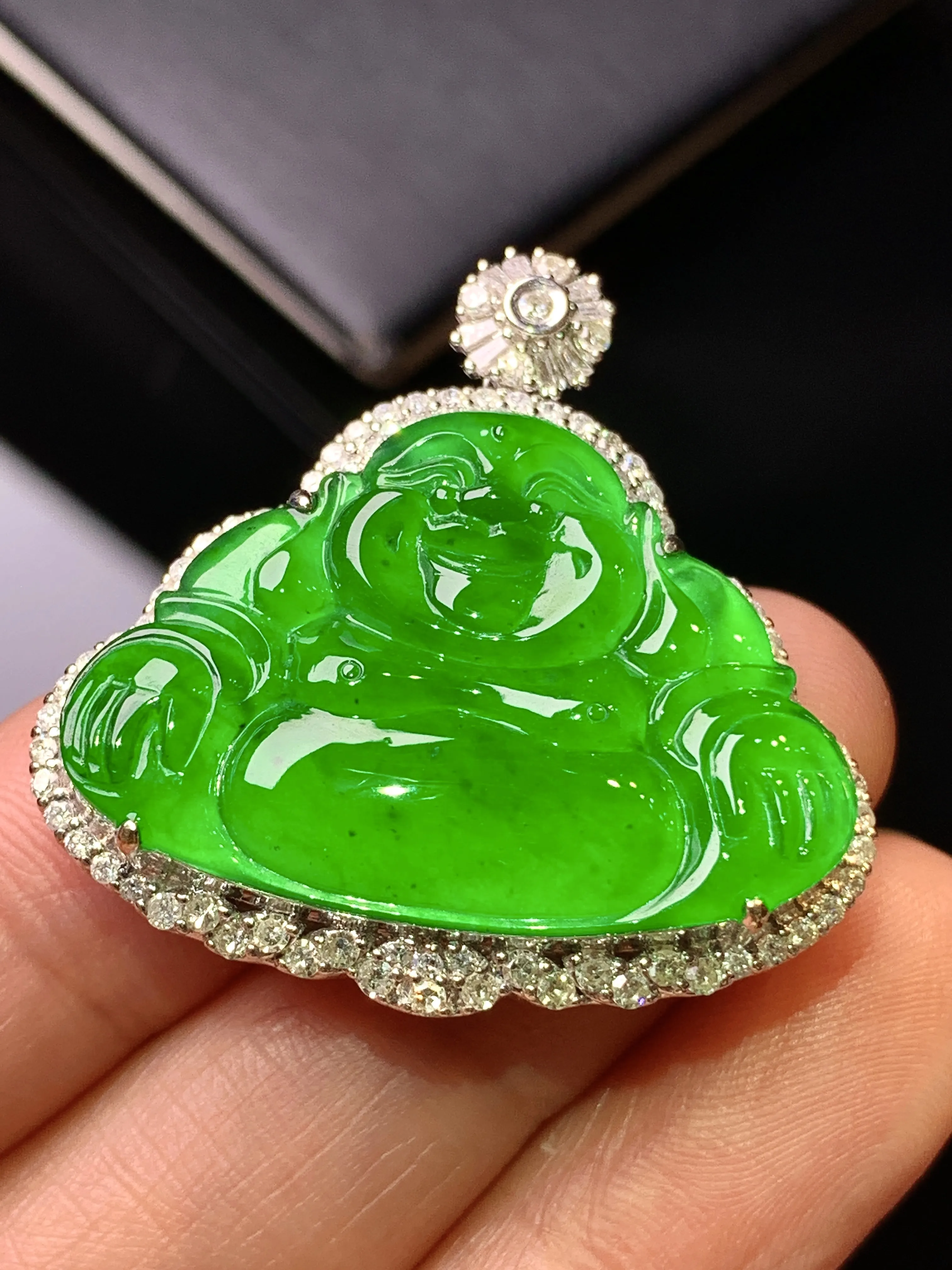 18k金钻镶嵌满绿佛公吊坠 玉质细腻 色泽清新艳丽 整体尺寸33*33*10.2