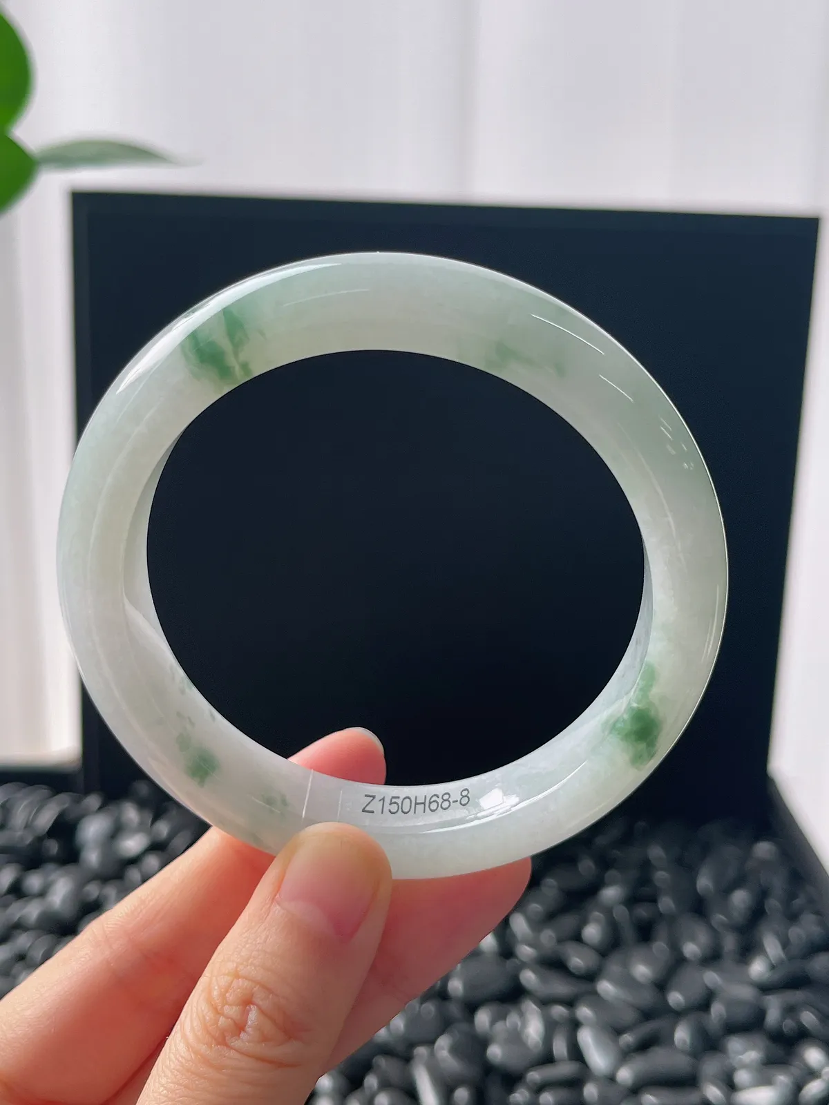 正圈60圈口，翡翠冰糯种飘绿手镯