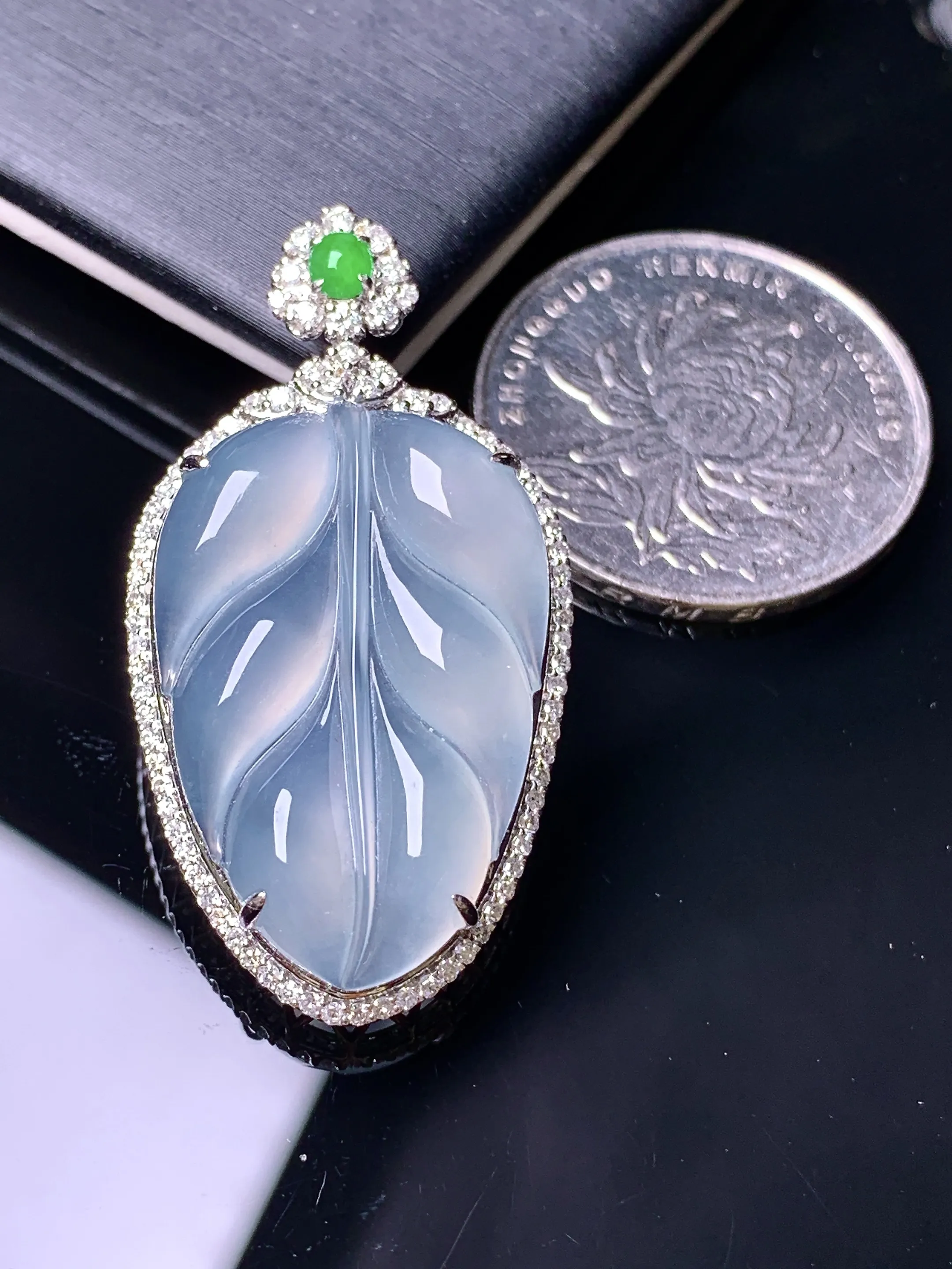 18k金钻镶嵌冰种树叶吊坠 玉质细腻 色泽清新艳丽 整体尺寸40*21.1*8.5