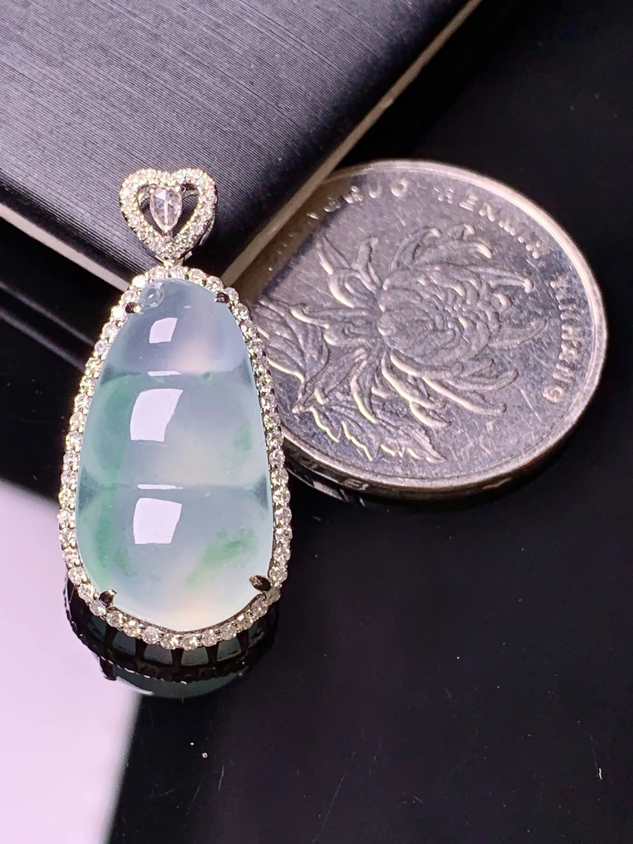 18k金钻镶嵌冰种飘绿四季豆吊坠 玉质细腻 色泽清新艳丽 整体尺寸28.2*13.5*8.5