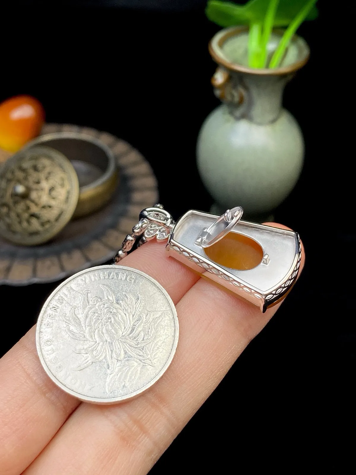 【冰种黄翡无事牌吊坠】质地细腻，冰润通透，晶莹闪亮。收藏品质，18k金钻镶嵌，裸石尺寸24.5*16.3*2.8毫米