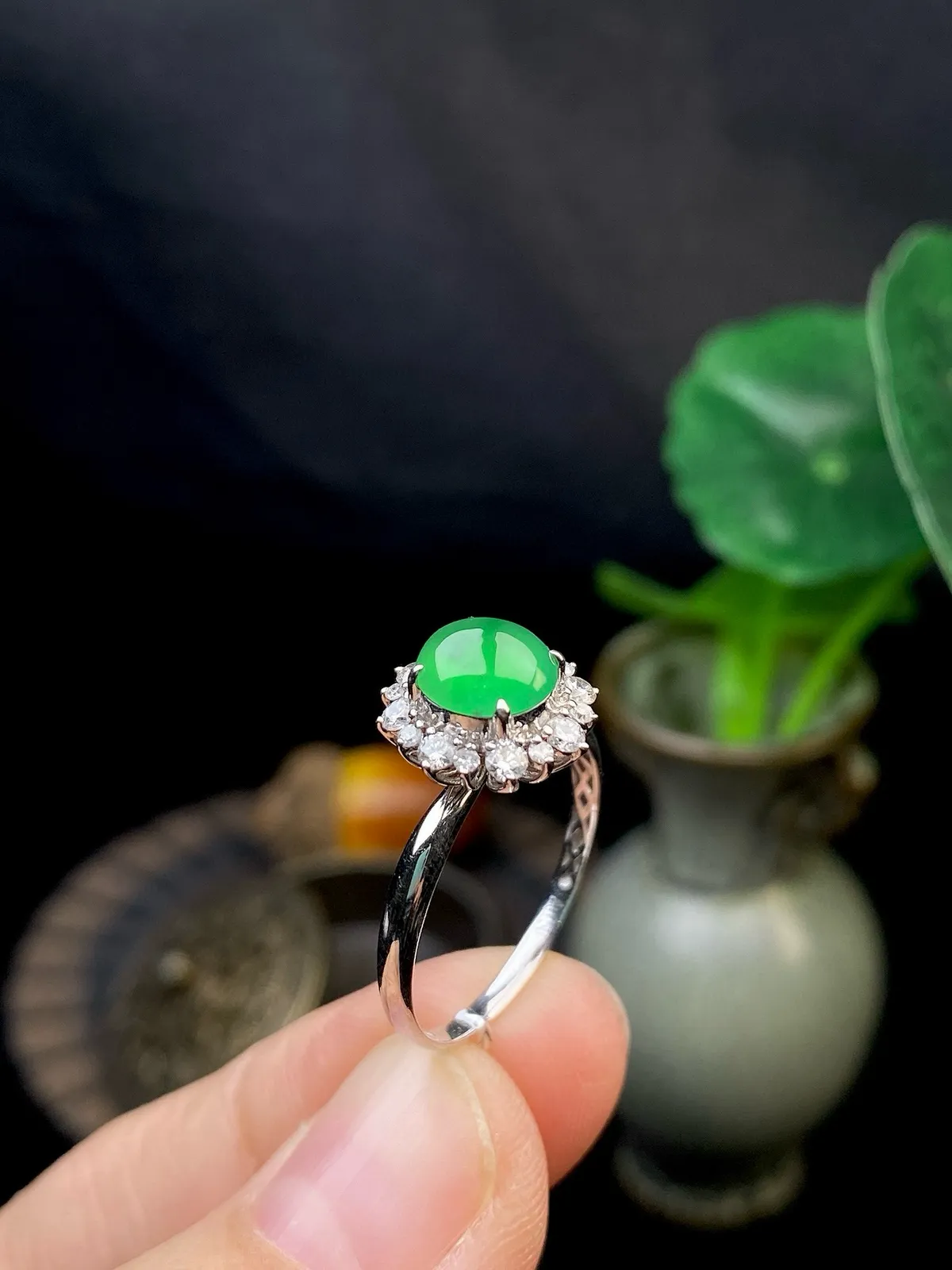 【冰种满绿蛋面戒指】种水色俱全，冰透闪亮，通透感饱满度很好，18k金钻镶嵌，裸石尺寸7*6.4*2.