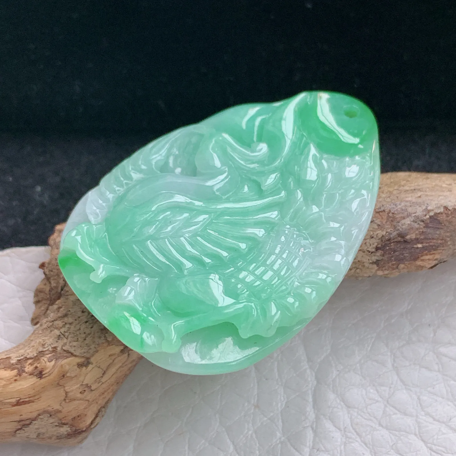 ws实拍39*27.8*7缅甸翡翠精雕孔雀开屏 好运连绵玉吊坠 玉挂件