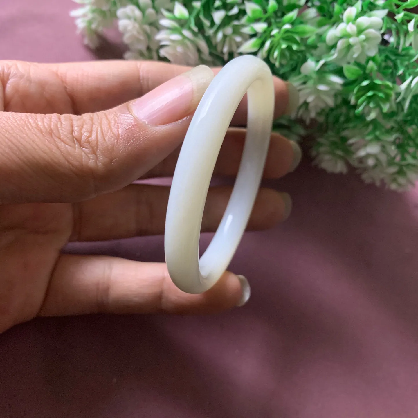 和田玉51圈口羊脂白手镯，玉质细腻油润 底色纯净脂粉好，品质好