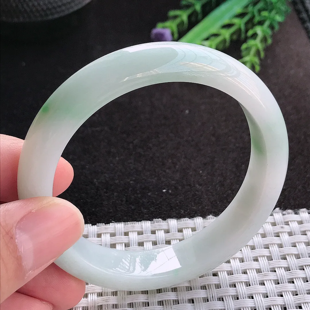 天然A货翡翠55/12.1/7.9老坑秀气温润飘绿手镯宽边玉镯