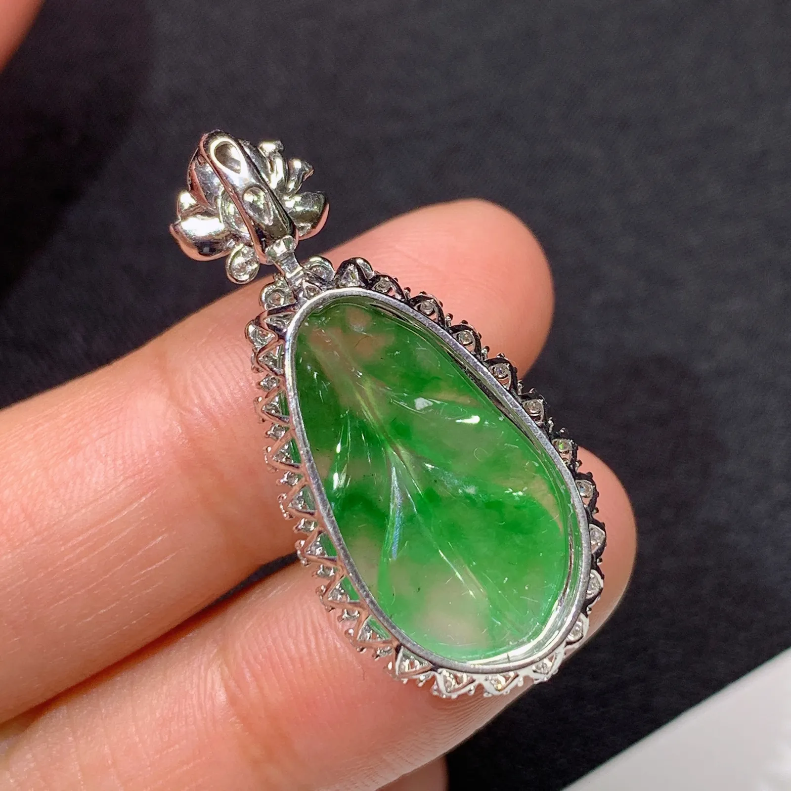 冰飘绿树叶吊坠，18k金镶嵌，冰润色阳，玉质细腻，种水足 尺寸33.7*15.5*8.5