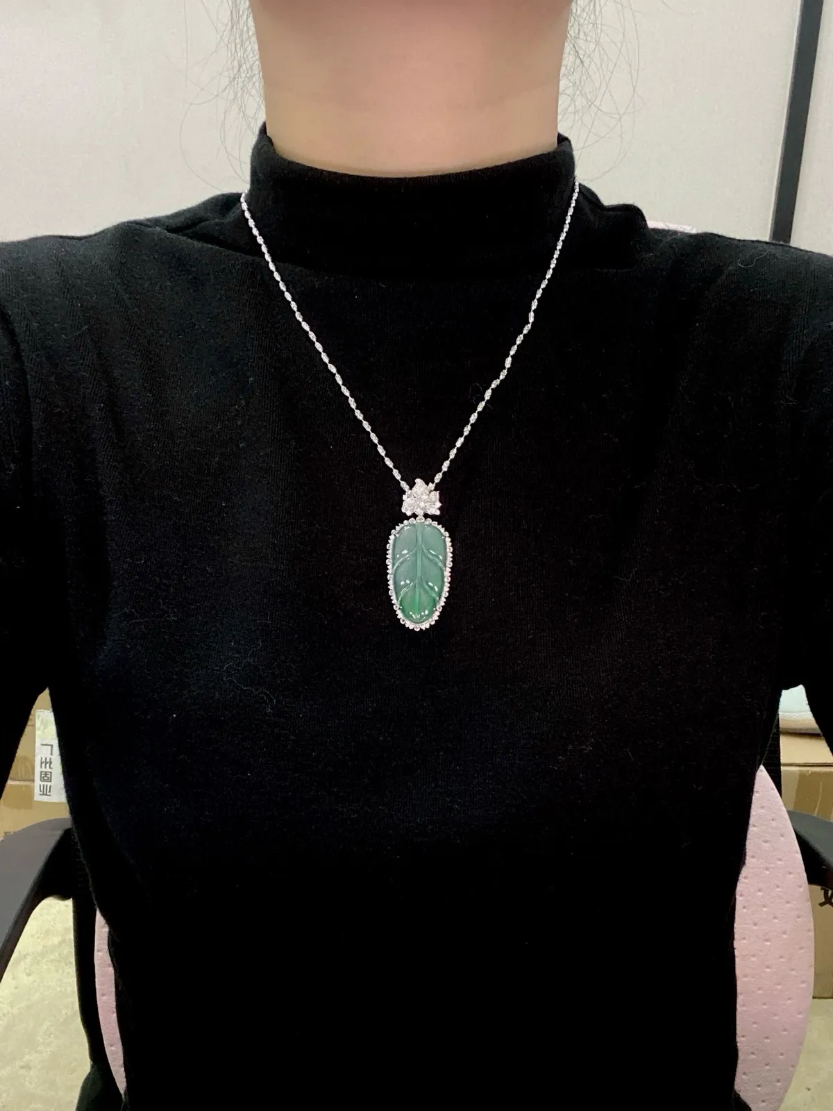 【冰种飘绿叶子】金枝玉叶，质地细腻，冰润透亮，光泽出众，18k金钻镶嵌，裸石尺寸32.5*17.5*3毫米