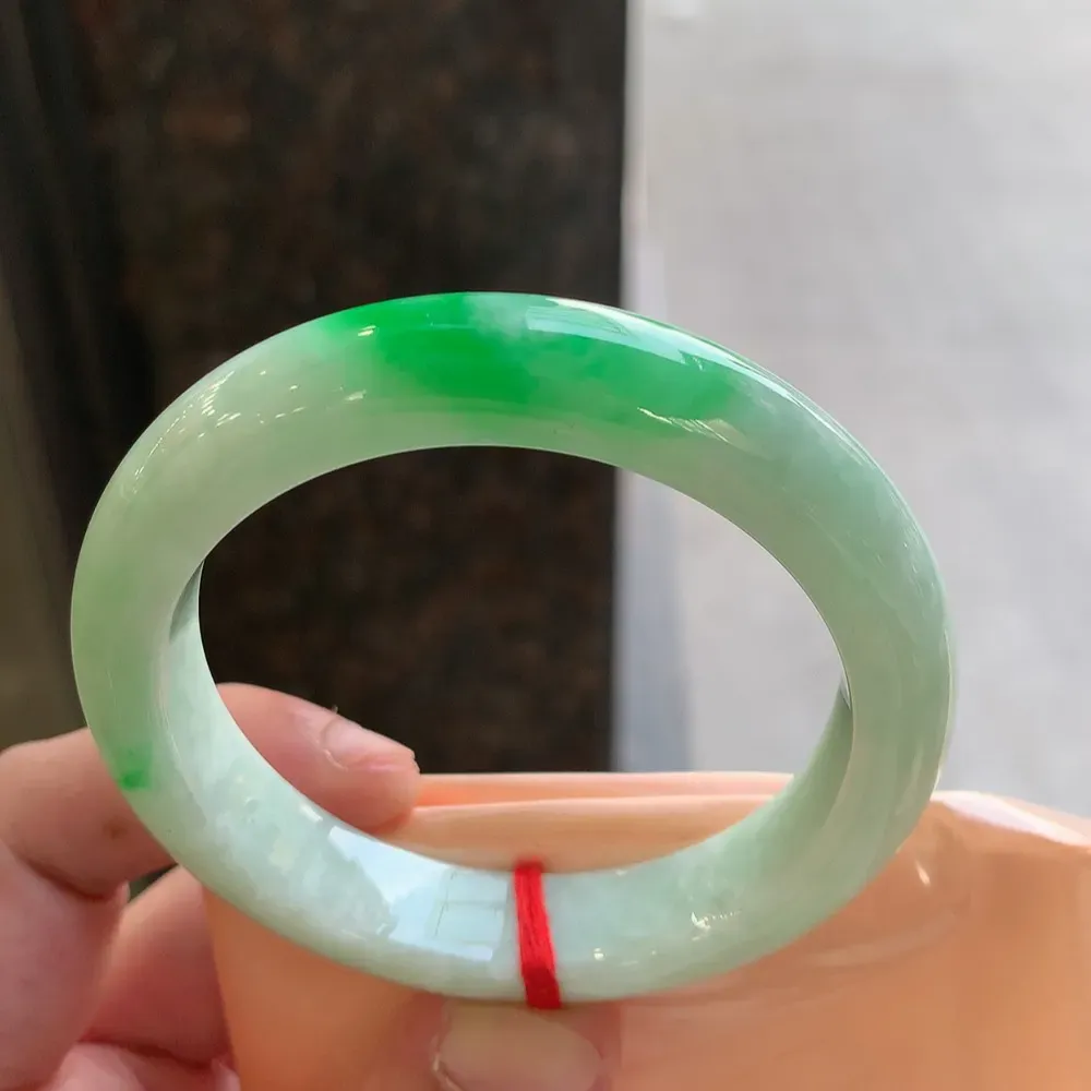 正圈冰糯阳绿 无瑕 尺寸:54.1/12/8.6 色好