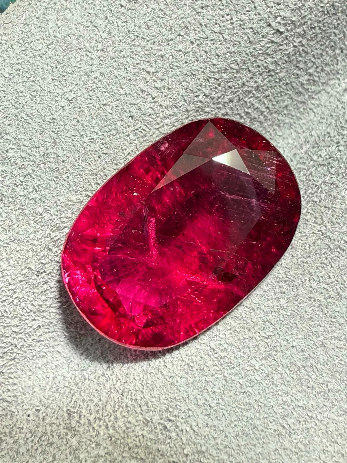【高端珠宝】天然极美卢比来碧玺裸石
重量: 5.395ct  规格: 13.6*9.5*5.9毫米
