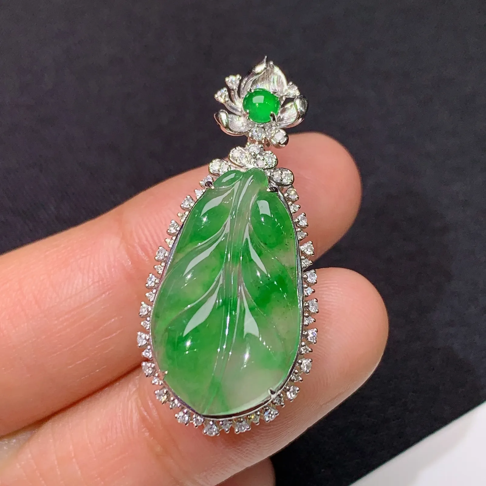 冰飘绿树叶吊坠，18k金镶嵌，冰润色阳，玉质细腻，种水足 尺寸33.7*15.5*8.5