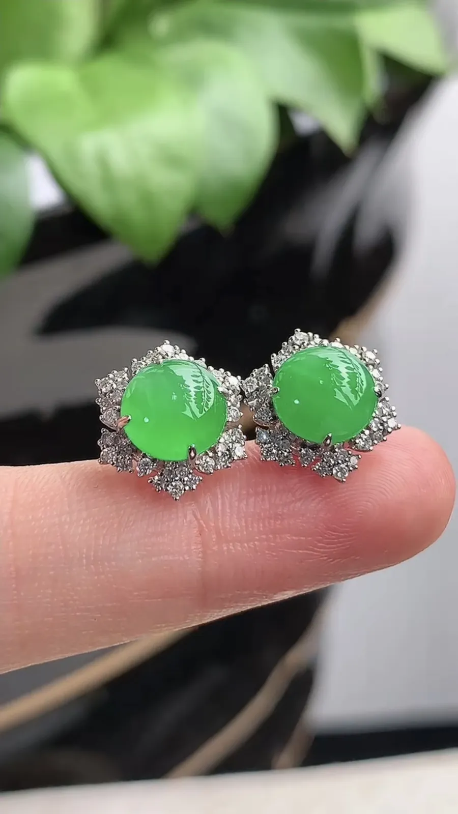 a货翡翠老坑冰种18K金伴钻镶嵌阳绿蛋面耳钉 尺寸7.3mm 重量2.80g 1205