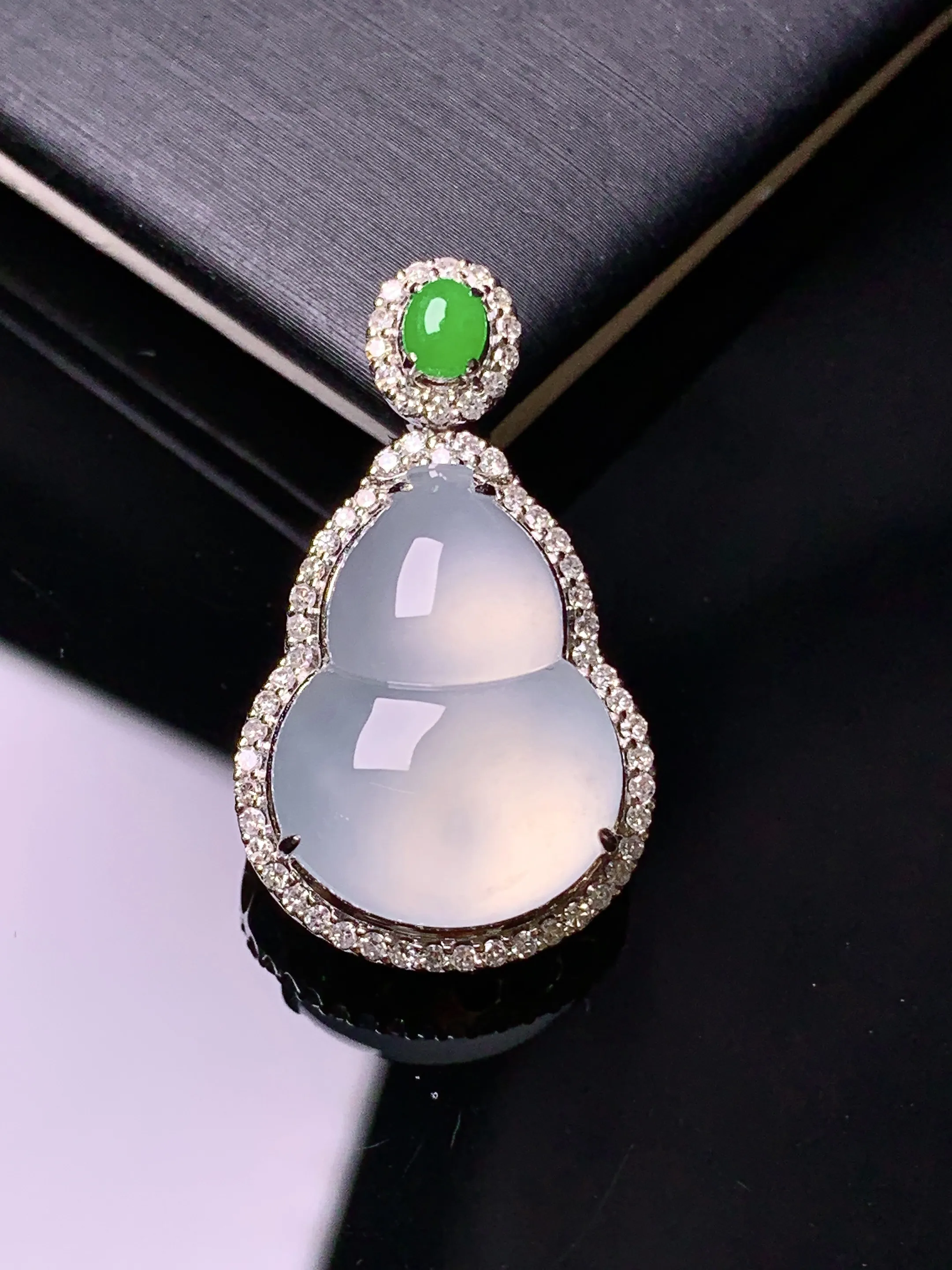 18k金钻镶嵌冰种葫芦吊坠 玉质细腻 色泽清新艳丽 整体尺寸28.8*16.7*9.3