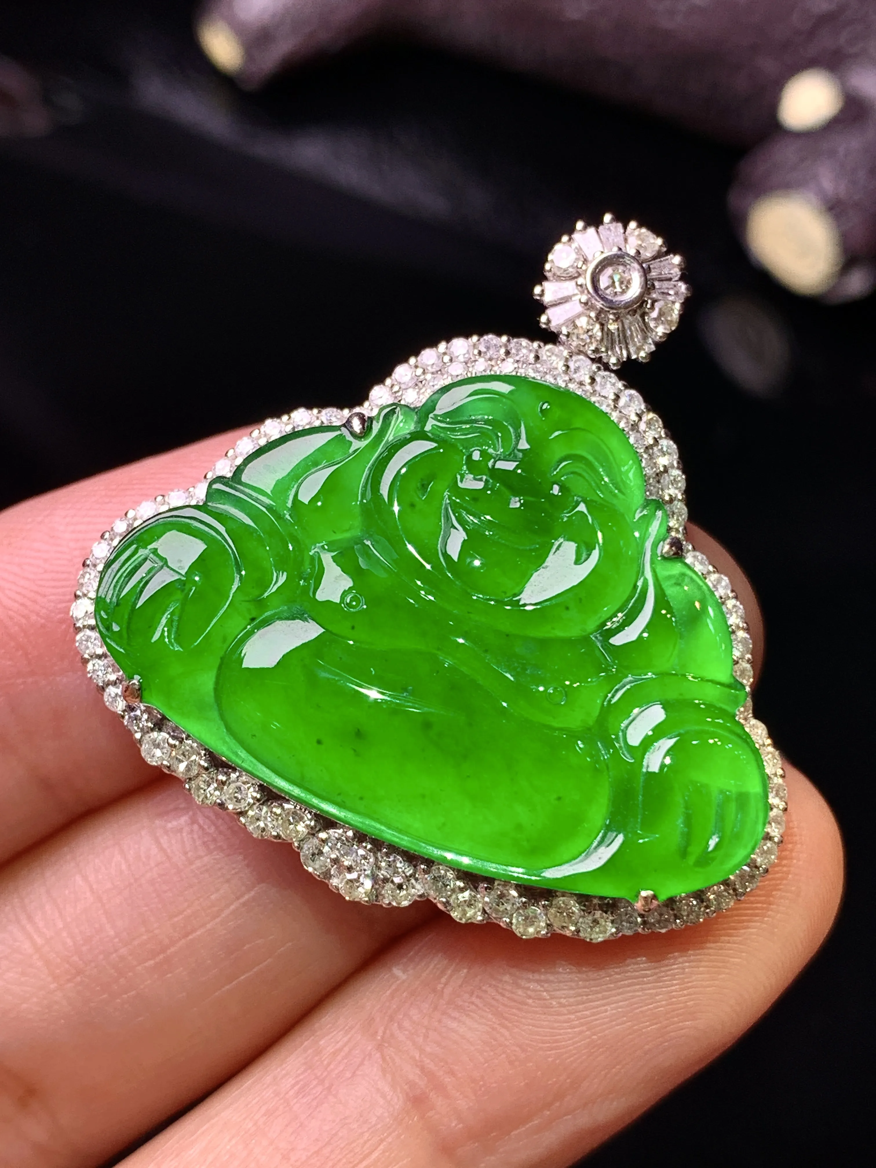 18k金钻镶嵌满绿佛公吊坠 玉质细腻 色泽清新艳丽 整体尺寸33*33*10.2