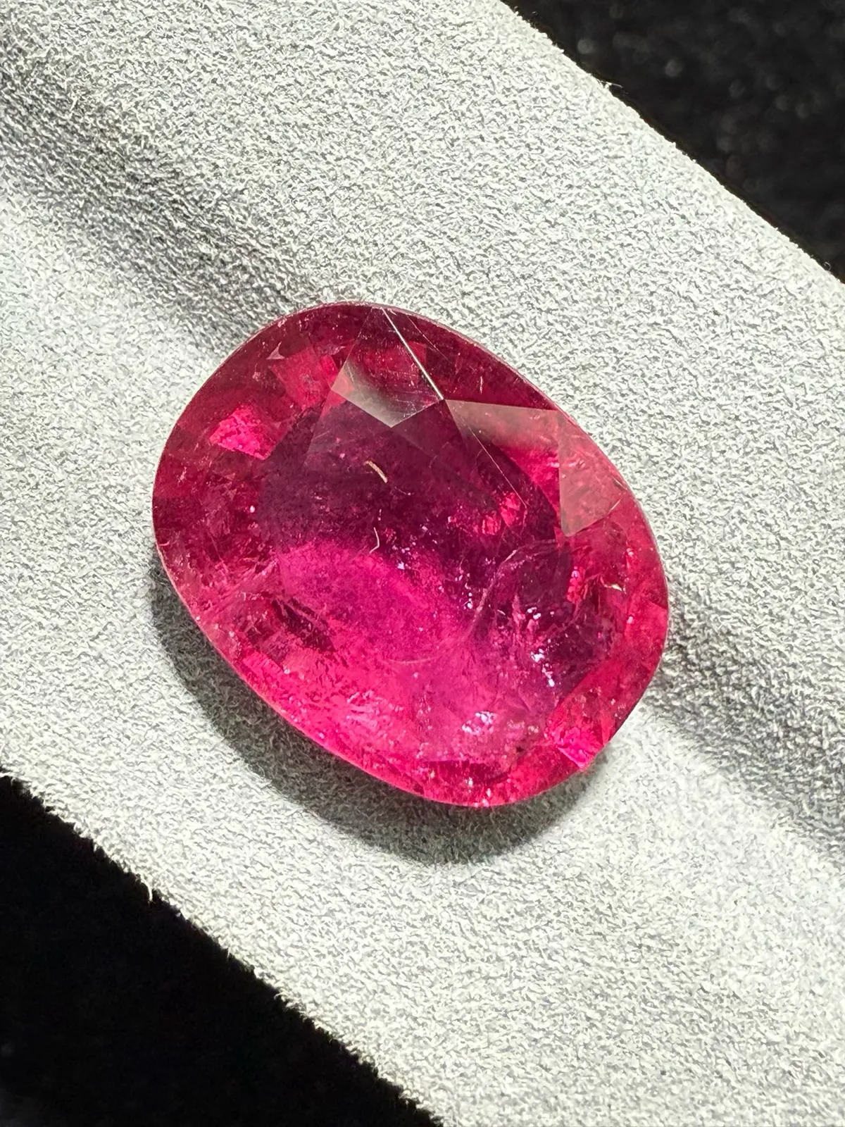 【高端珠宝】天然极美卢比来碧玺裸石
重量: 13.2ct  规格: 17.3*13.3*7.6毫米
精湛切工，满身火彩
台面大，实物更美，可以代镶嵌设计。