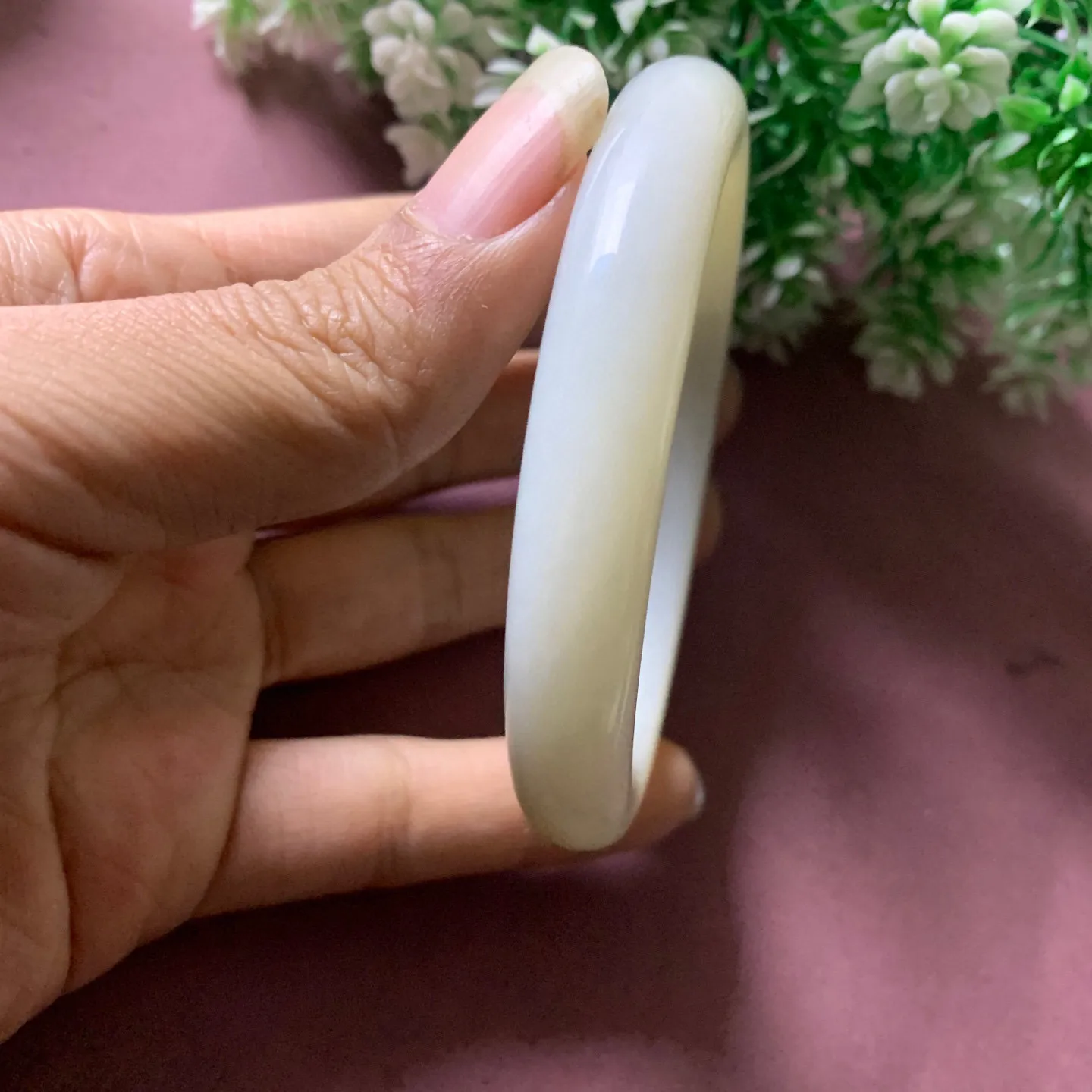 俄料手镯，和田玉58圈口羊脂白手镯，玉质细腻油润 底色纯净脂粉好，品质好